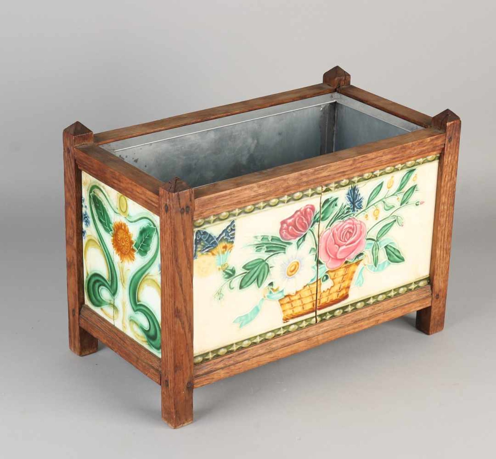 Antique Majolica jardiniere with tiles. Circa 1910 Oak and sink planter. Size: 24 x 34 x 20 cm. In