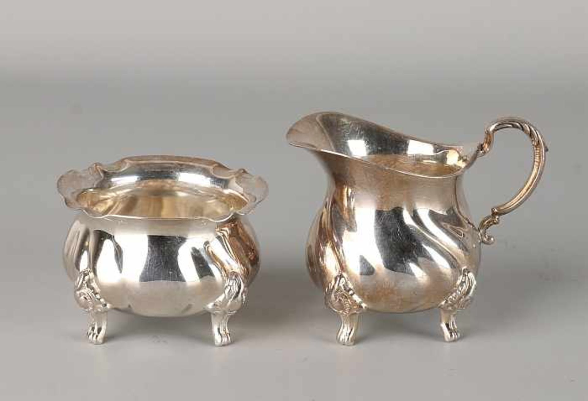 Silver cream pose, 925/000, with a milk jug and a suikerbak placed in the Baroque style on four lobe