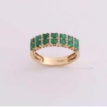 Yellow gold ring, 750/000, with emerald, and diamond. A double diamond row ring with two bands