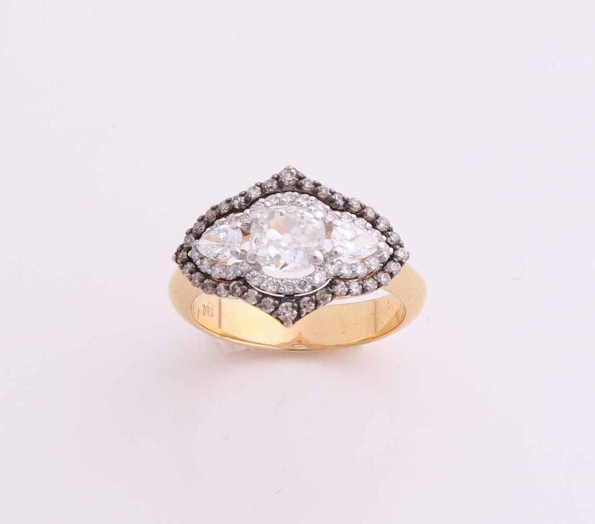 Particular yellow gold ring, 750/000, with diamonds. Ring in the middle an old pillow-shaped cut