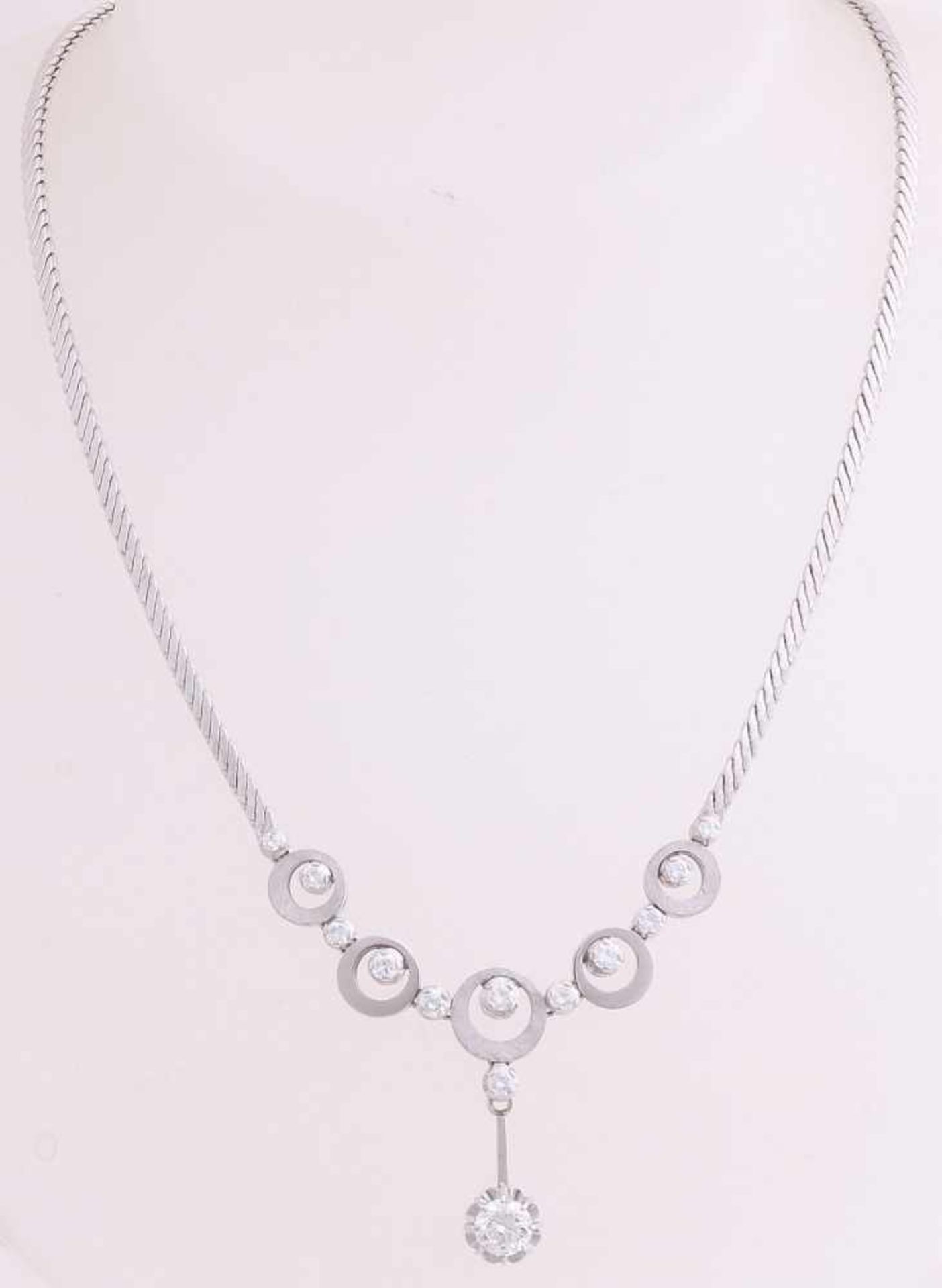 Beautiful white gold choker, 750/000, with diamonds. Choker with 5 circles in the middle, in order-