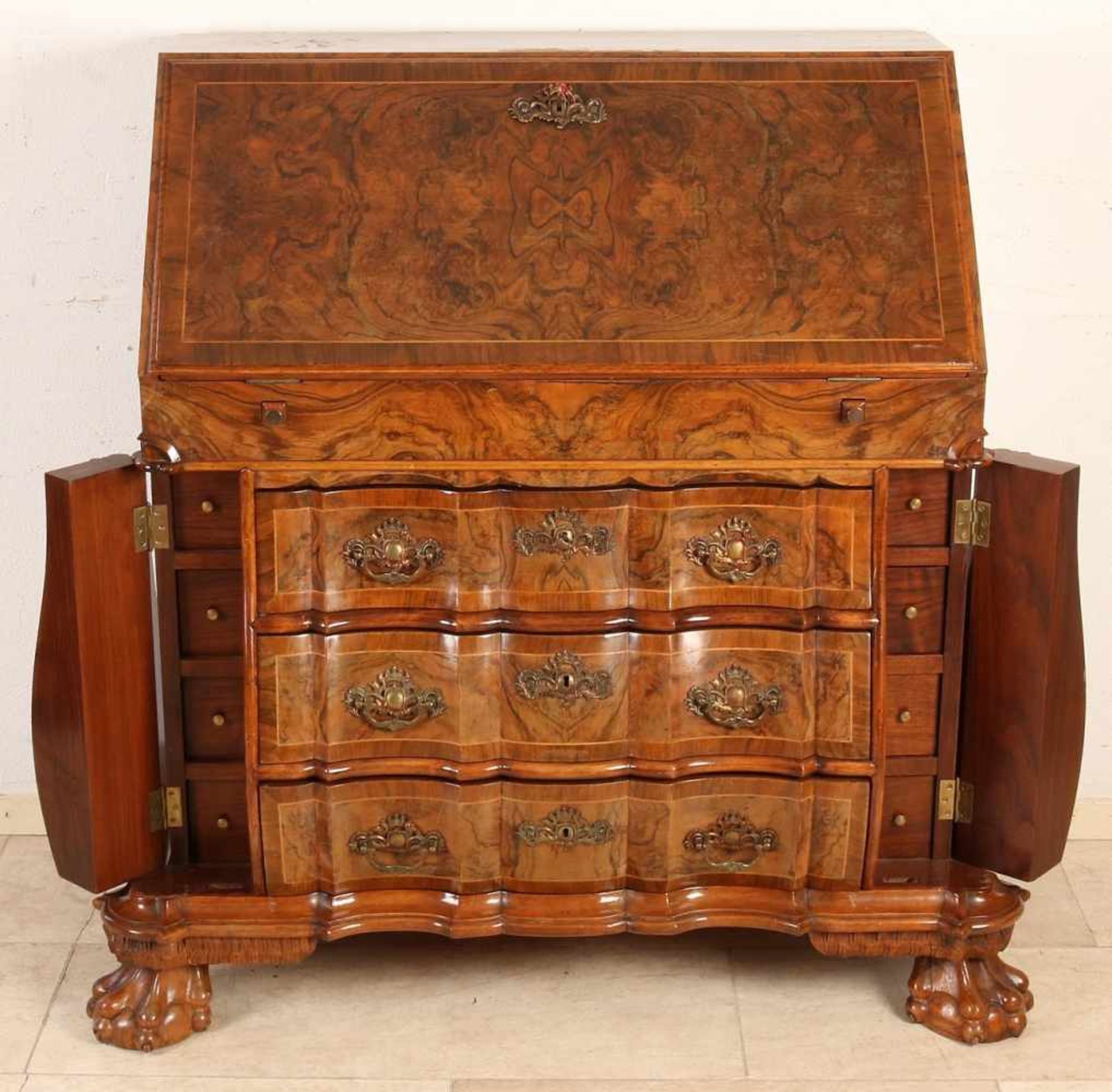 Dutch burl Baroque-style organ desk with curved front and double knees and claw feet. Second half - Bild 2 aus 2