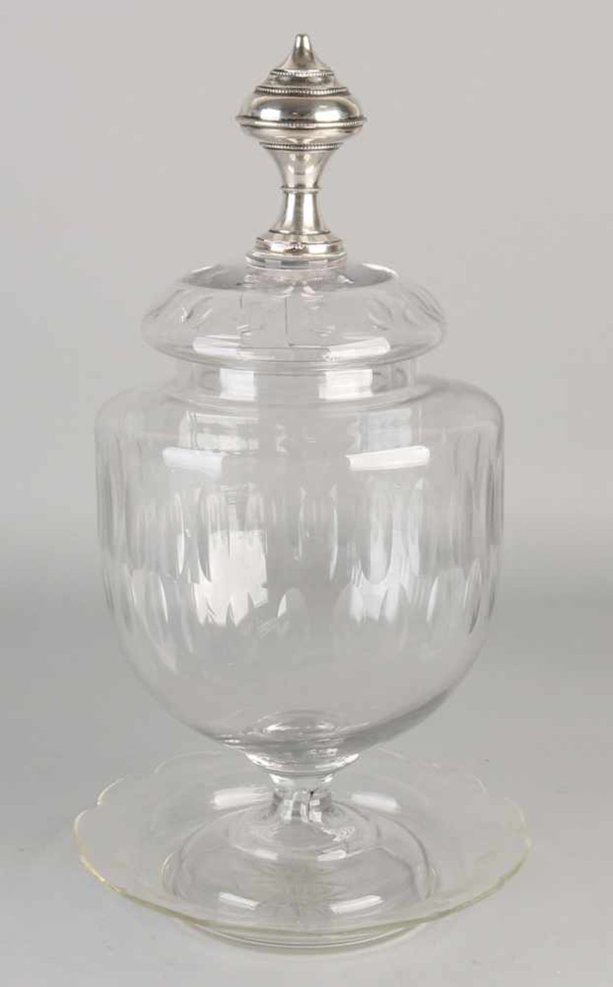 Bowlpot with saucer and cover decorated with pearl edges with 833/000 silver knob. ø20x36cm. In good