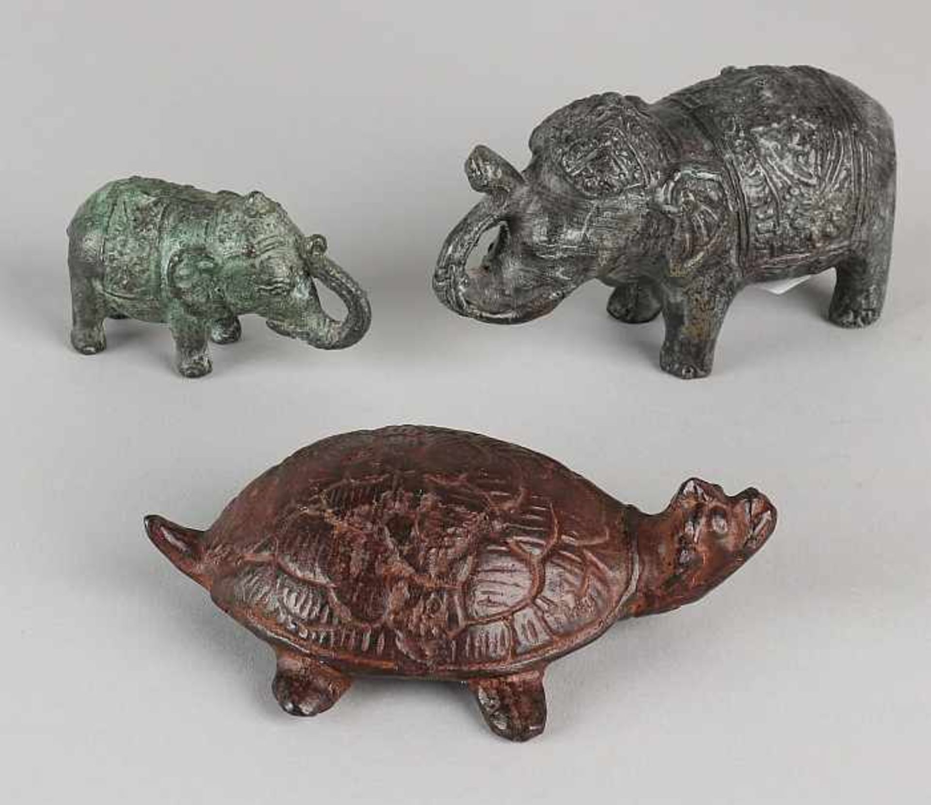 Three Oriental ancient bronze figures. Two elephants + turtle. Size: 7-11 cm. In good condition.Drei