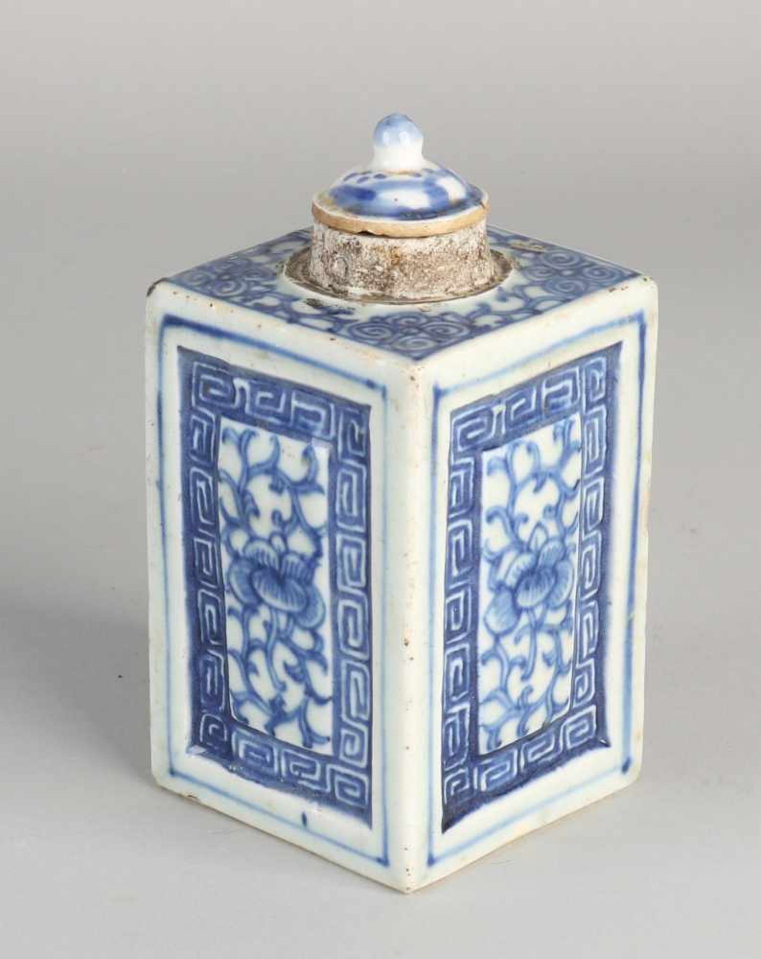 Chinese porcelain blue and white caddy with floral decor. Cover not original. Size: 13 x 7 x 7 cm.