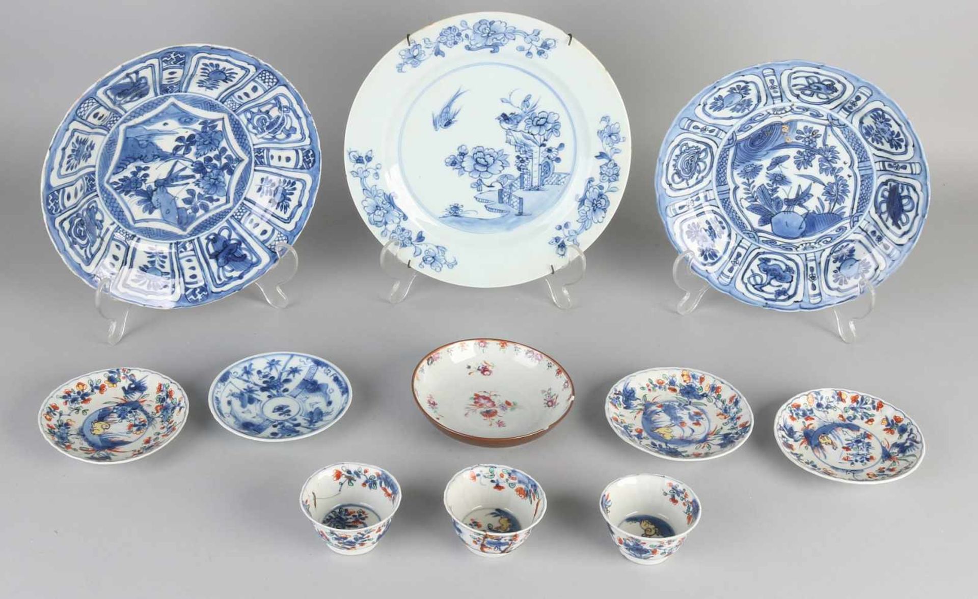 Nine times antique Chinese porcelain. Comprising: 18th Century cuckoo-board damage. Three cups +