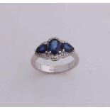 White gold ring, 585/000, with diamond and sapphire. Ring with 3 sapphires, an oval faceted sapphire