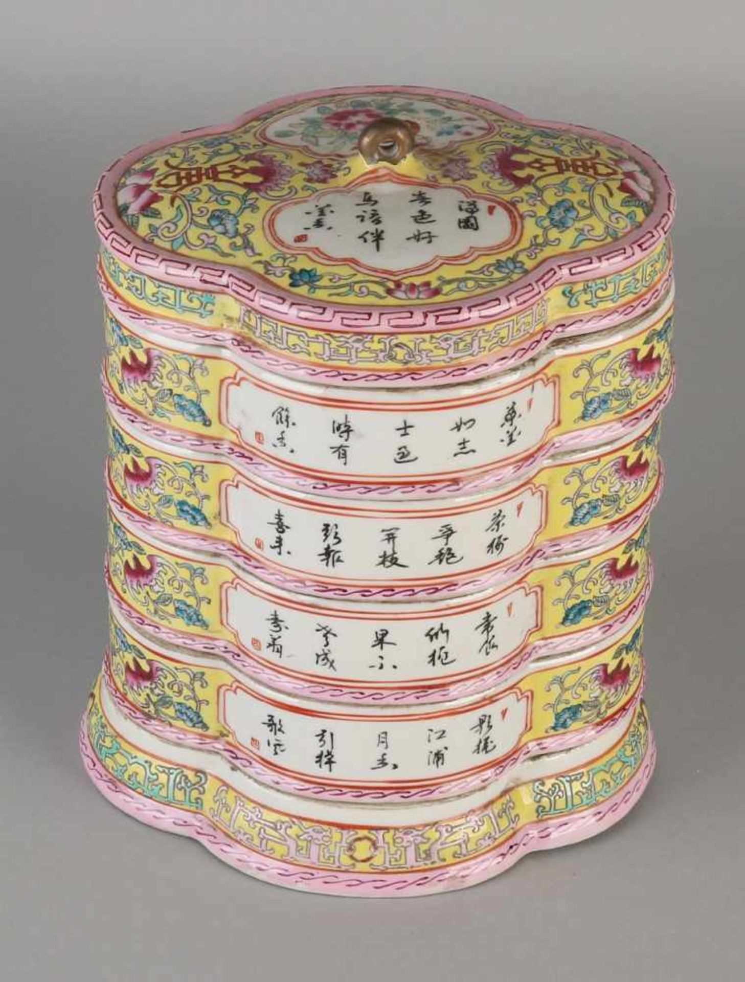 Large Chinese porcelain Family Rose pile box with text, floral, bat and bird decor. With bottom - Bild 2 aus 3