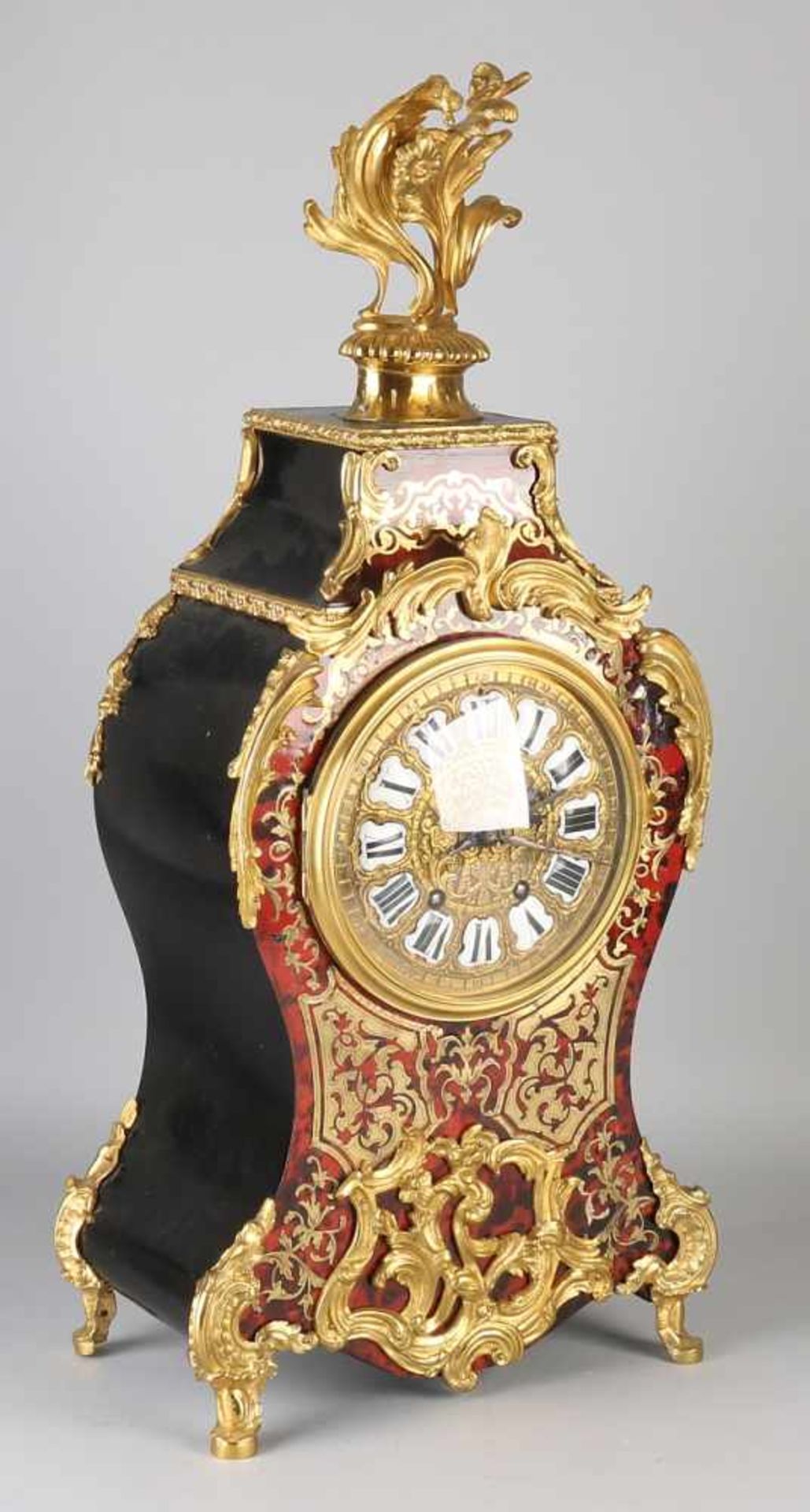19th Century French red turtle boulle clock with original console and gilt bronze mounts. Circa - Bild 2 aus 3