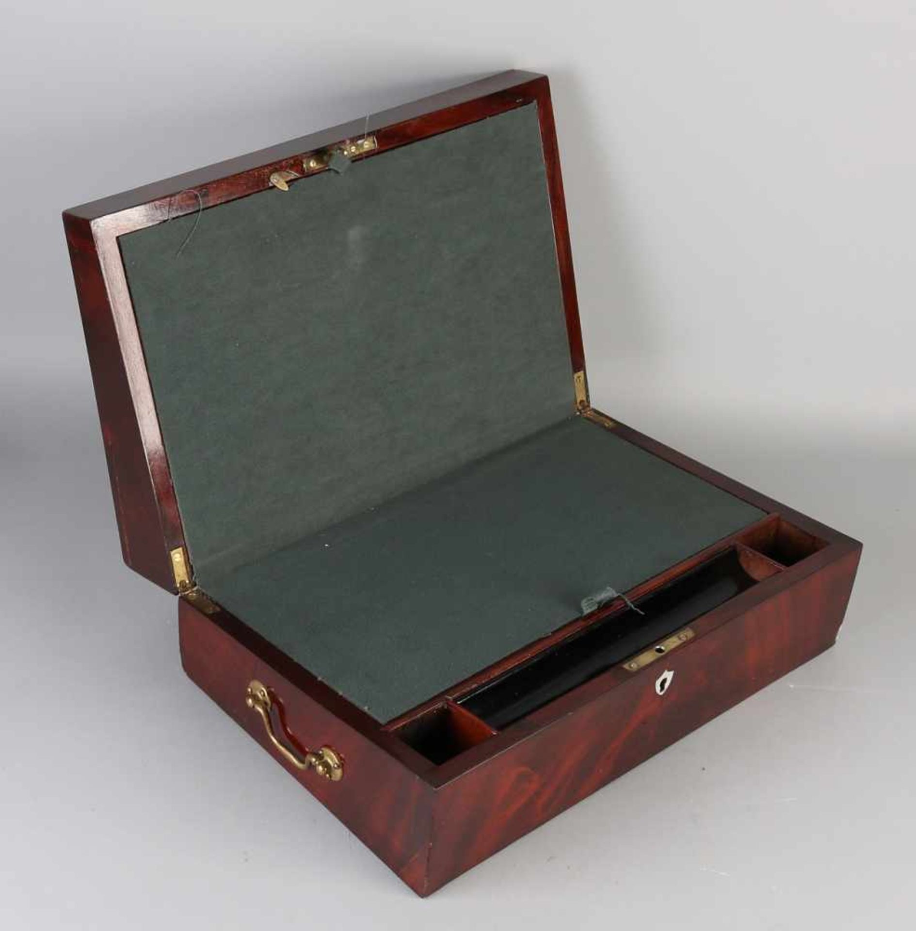 19th Century English travel writing polished coffin. Size: 14 x 40 x 25 cm. In very good condition.