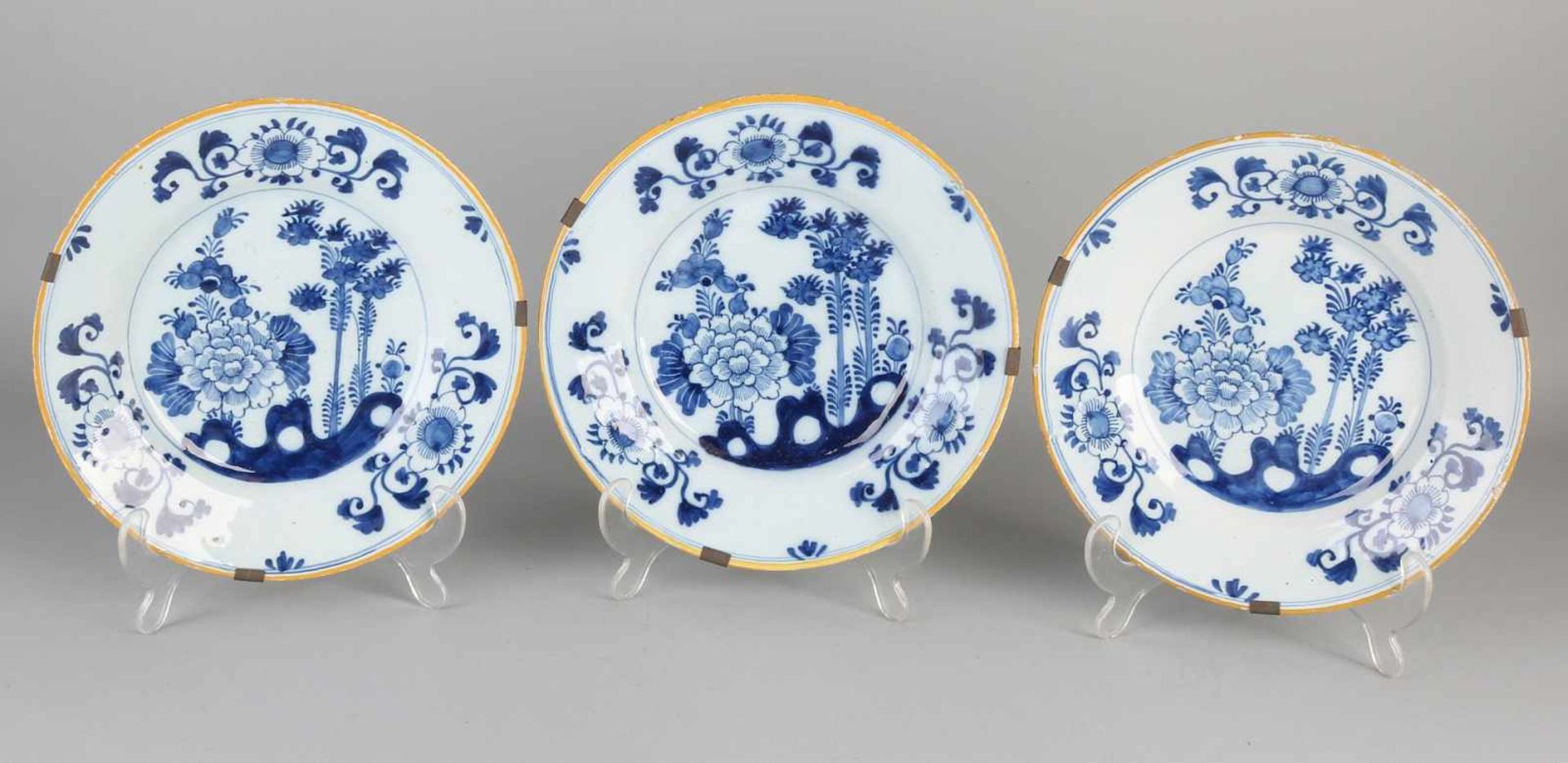 Three 18th century Delft Fayence signs with chinoiserie decoration and bottom mark The Klaauw. Size: