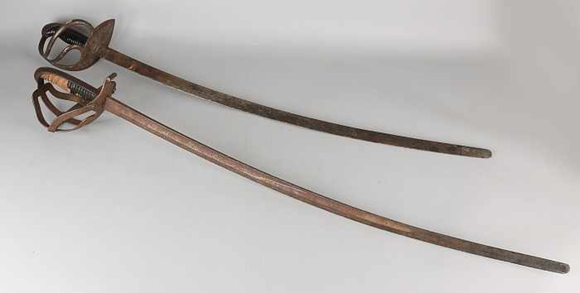 Two 19th century military training sabers. Oxidation. Dimensions: L 105 cm. In good condition.
