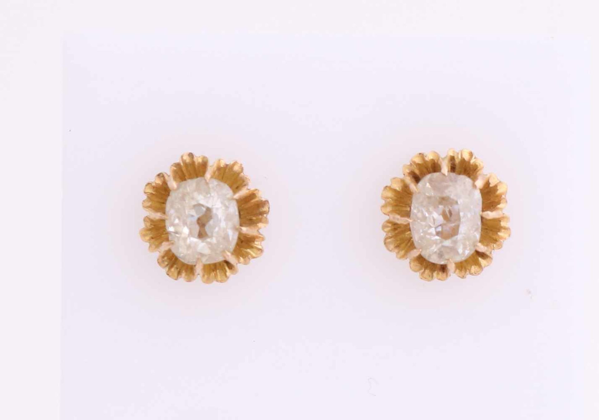 Yellow gold earrings, 585/000, with diamond. Gold solitaire earrings with a spiegelchaton set with