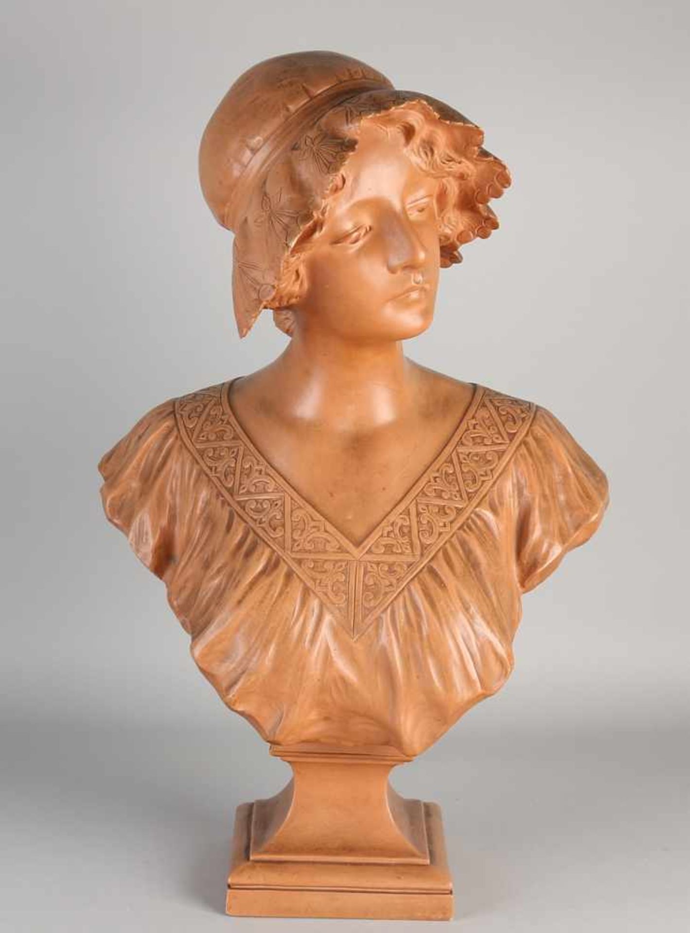 G. V. Vaerenbergh. 1873 - 1927. Belgium. Circa 1900 Antique terracotta ladies bust. Size: H 58 cm.