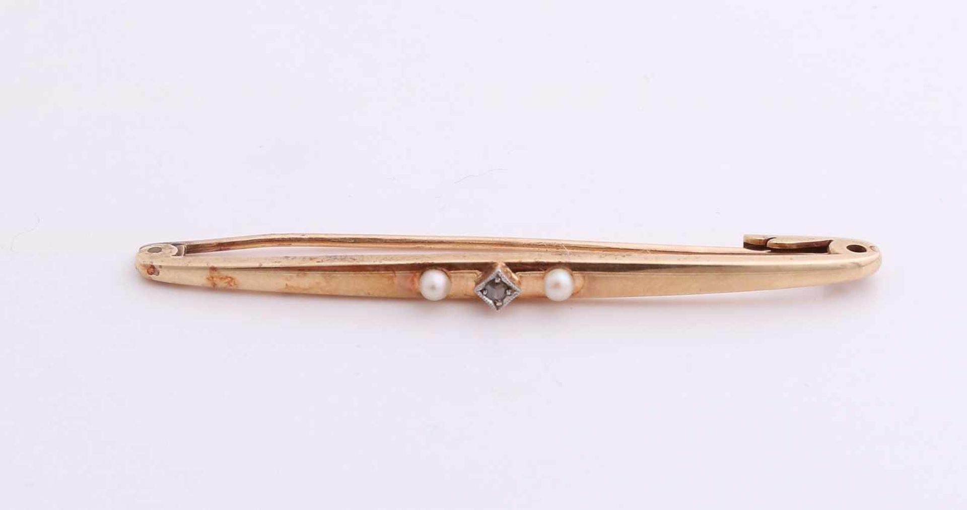 Yellow gold brooch, 585/000, with pearl. Rod Brooch in the middle a white gold diamond zetkastje