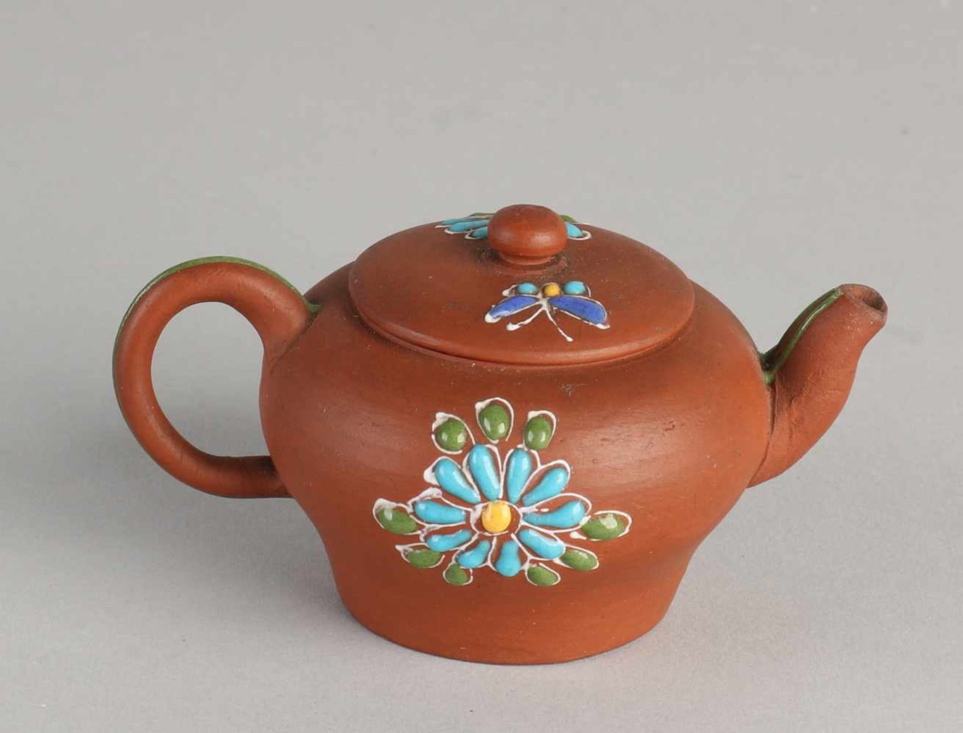 Small Chinese Yixing teapot with floral enamel decoration. Without bottom mark. Size: 4.5 x 9 x 5. - Bild 2 aus 2