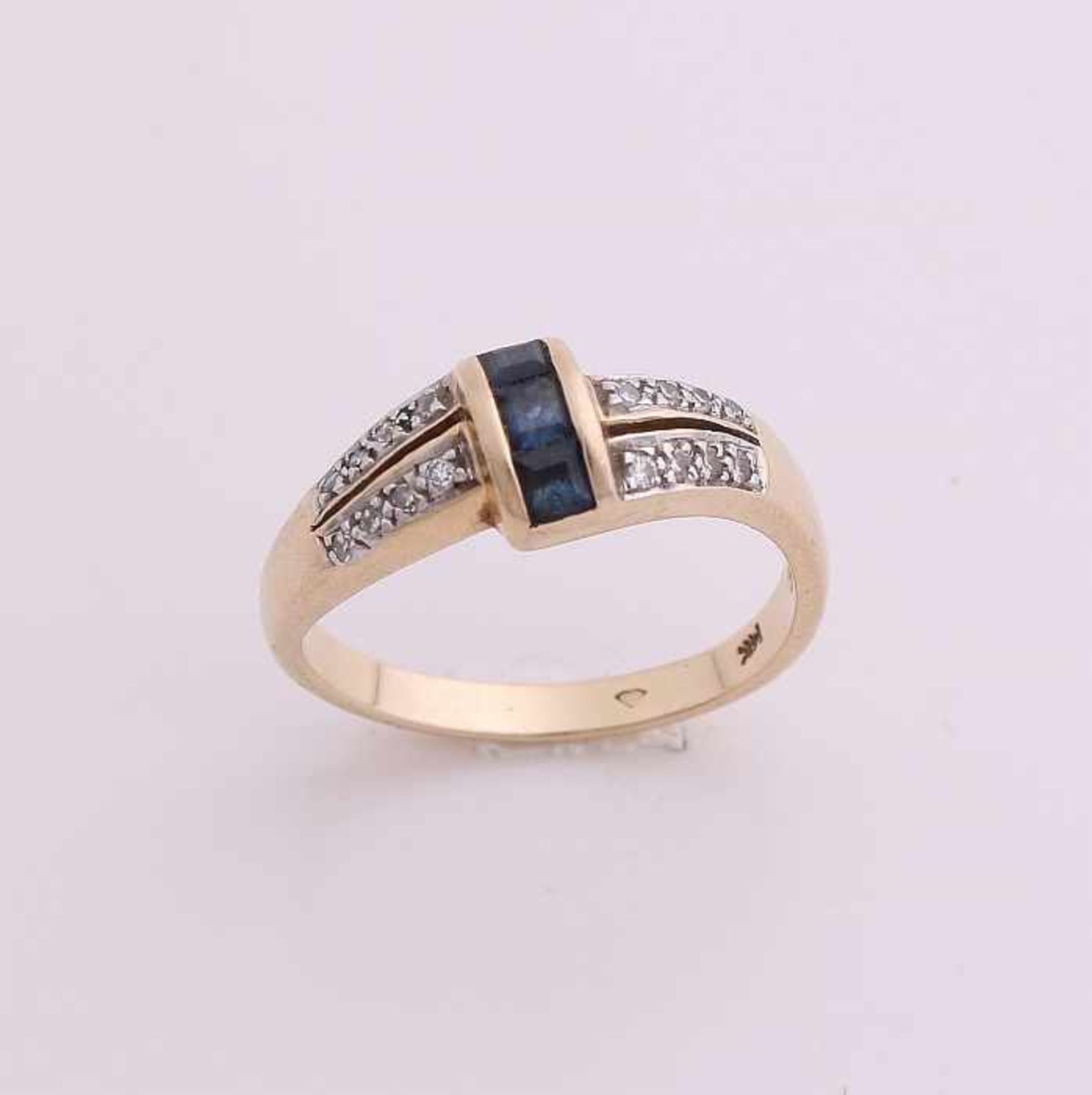 Yellow gold ring, 585/000, with diamond and sapphire. A ring with in the middle a stroke having
