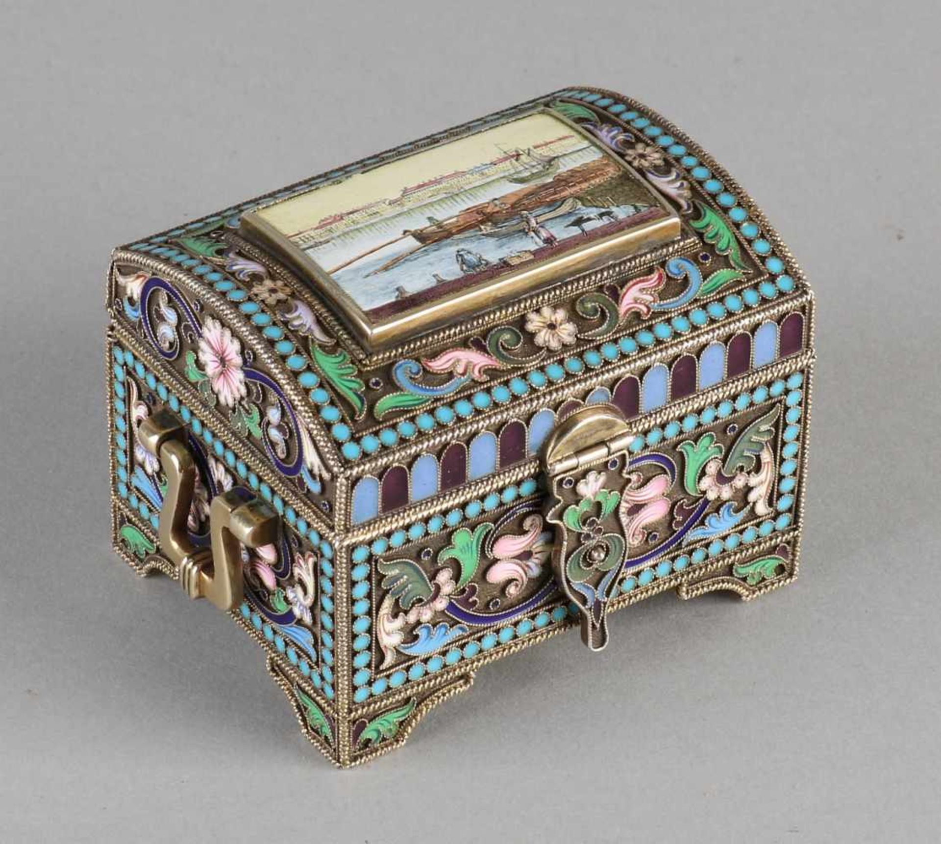 Particularly Russian silver box, 84 zolotniks equipped with gilding. In the form of a treasure chest