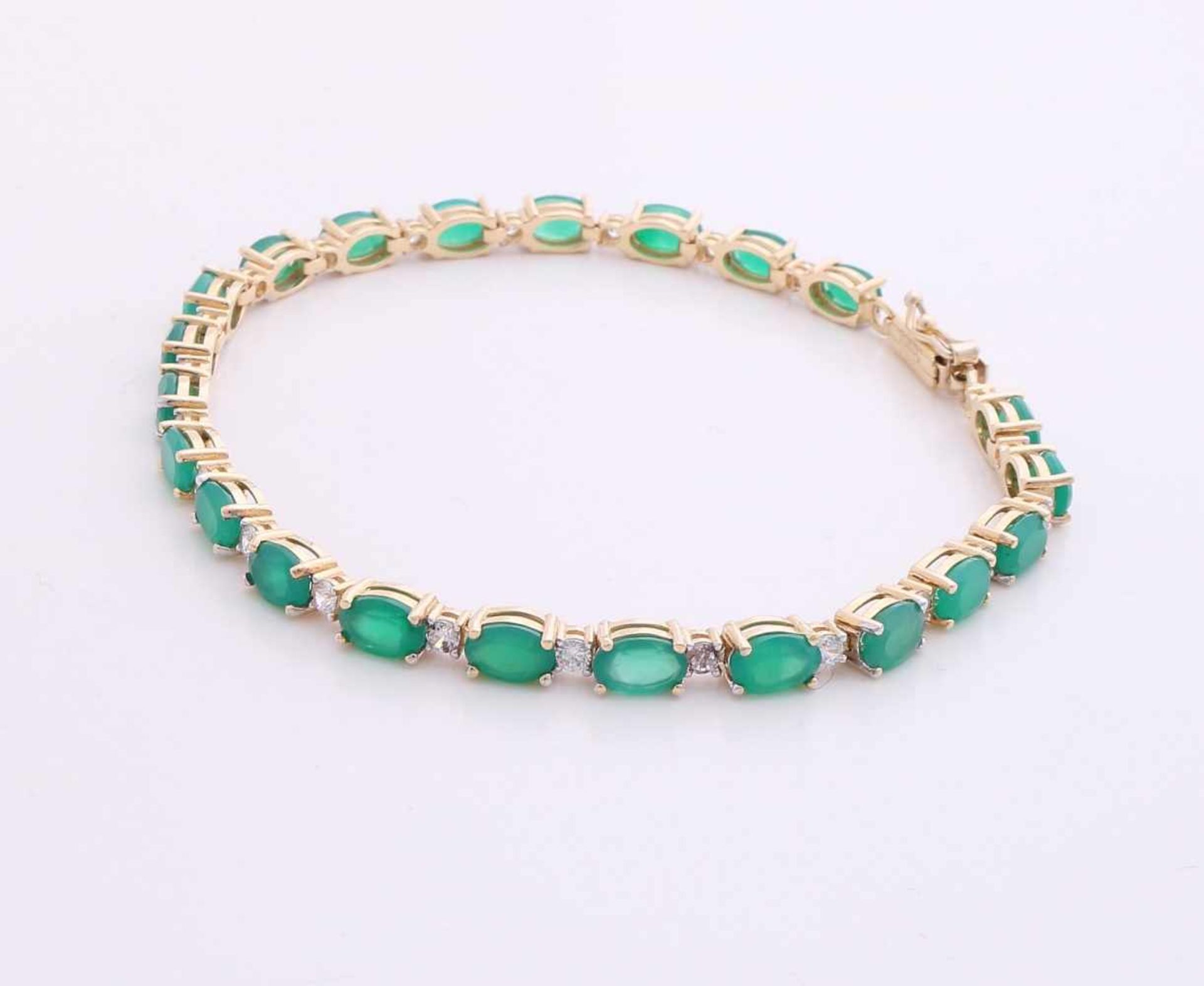 Yellow gold bracelet, 585/000, with emerald and zirconia. Bracelet set with 22 oval faceted