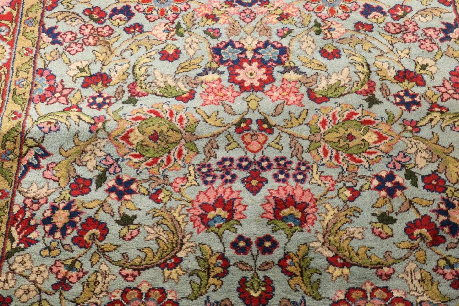 Persian rug entirely with floral decoration in red / green / cream etc. Size: 157 x 396 cm. In - Bild 2 aus 3