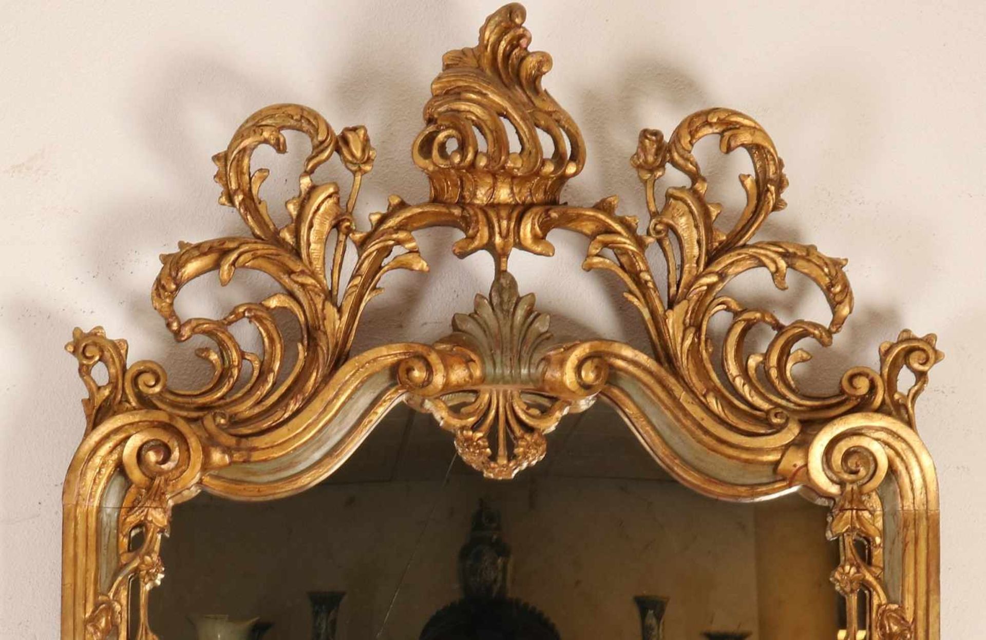 Great Italian gilt wood mirror with console stabbed. Rococo-style. 20th century. Crack in glass.