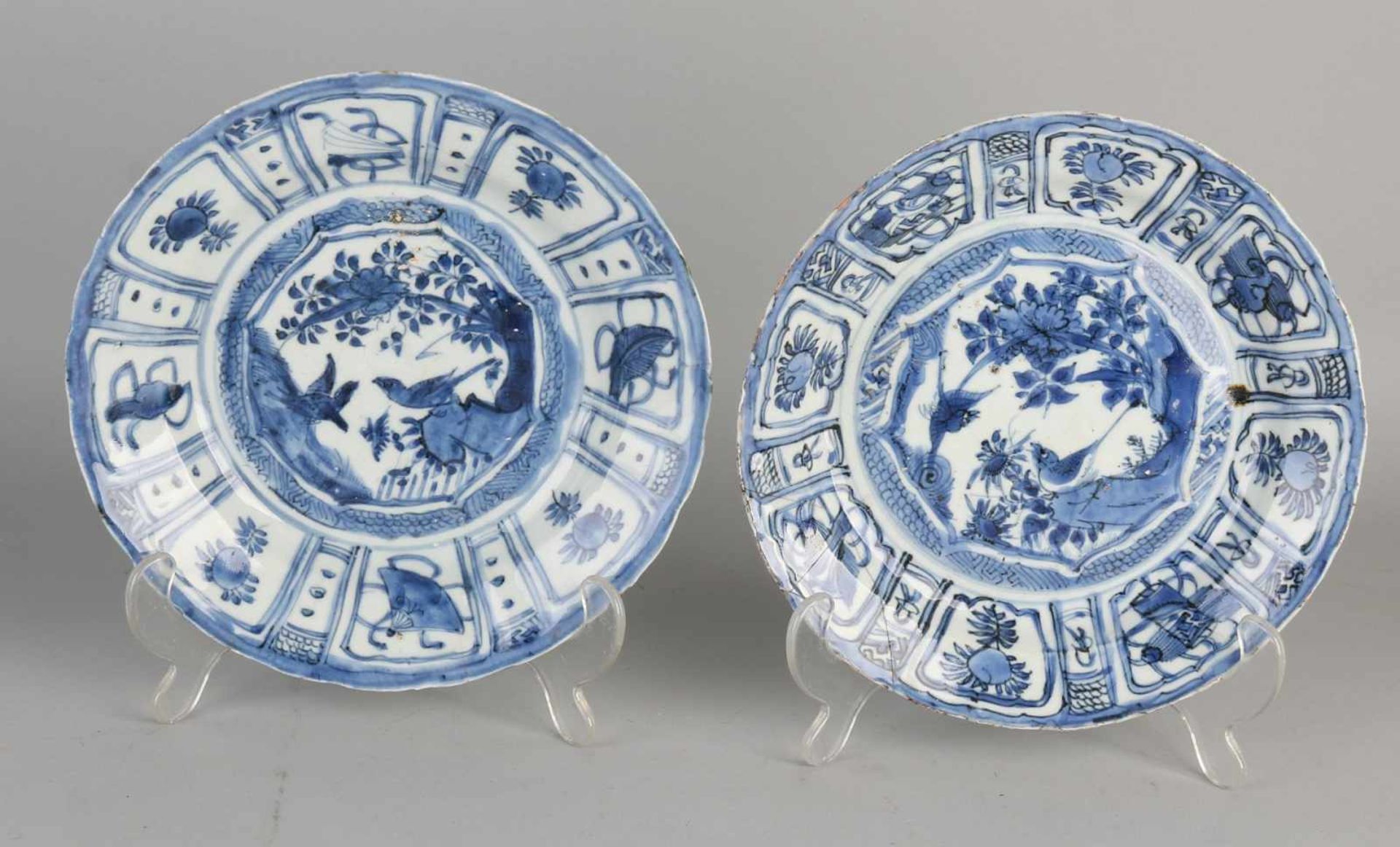 Two 17th century Chinese porcelain plates Wanli. Both damaged. Size: Ø 21 - 21.5 cm. In reasonable