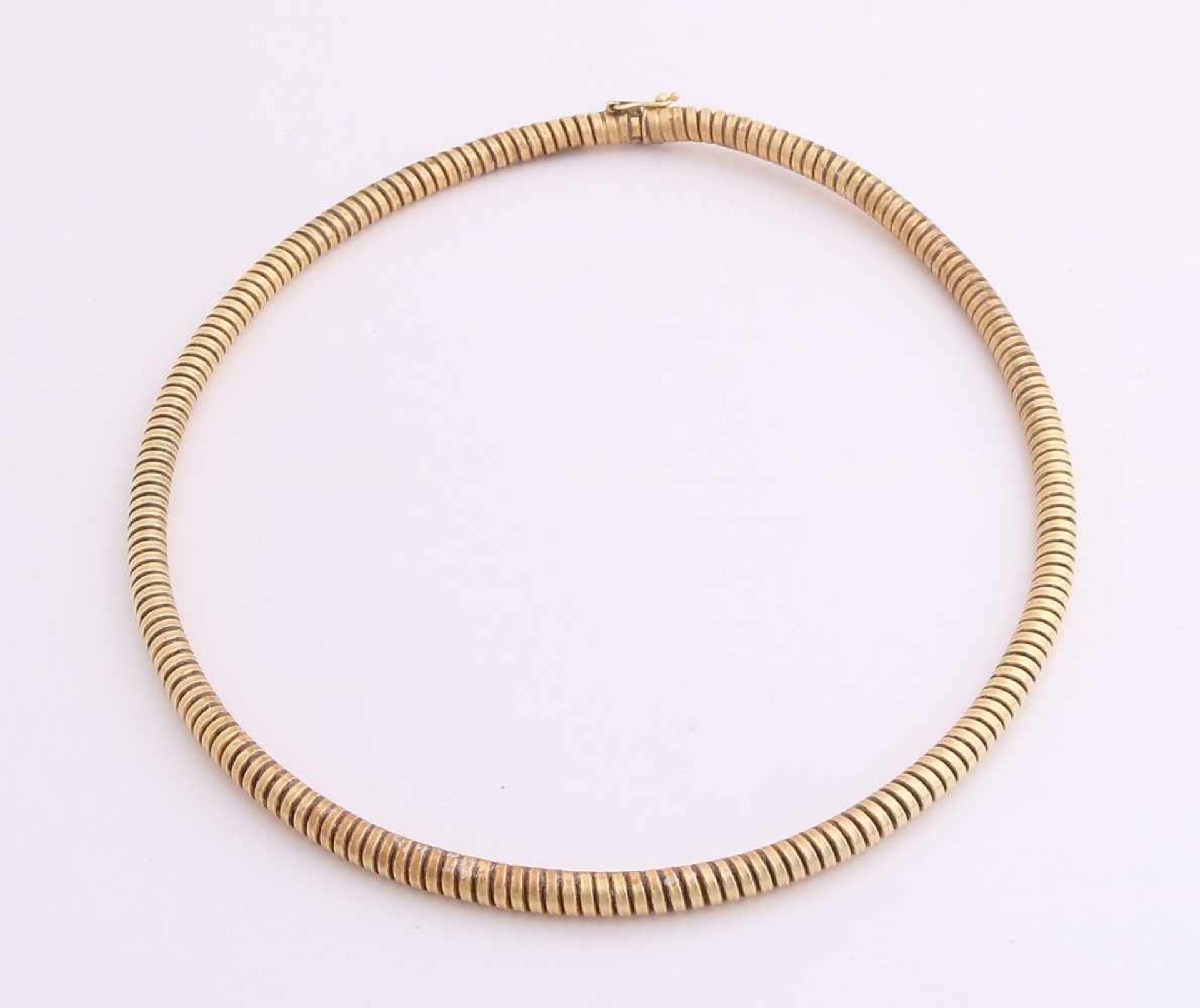 Elegant yellow gold choker, 750/000, round spiral feature bakslot safety. ø 5mm. Height 39.5 cm.