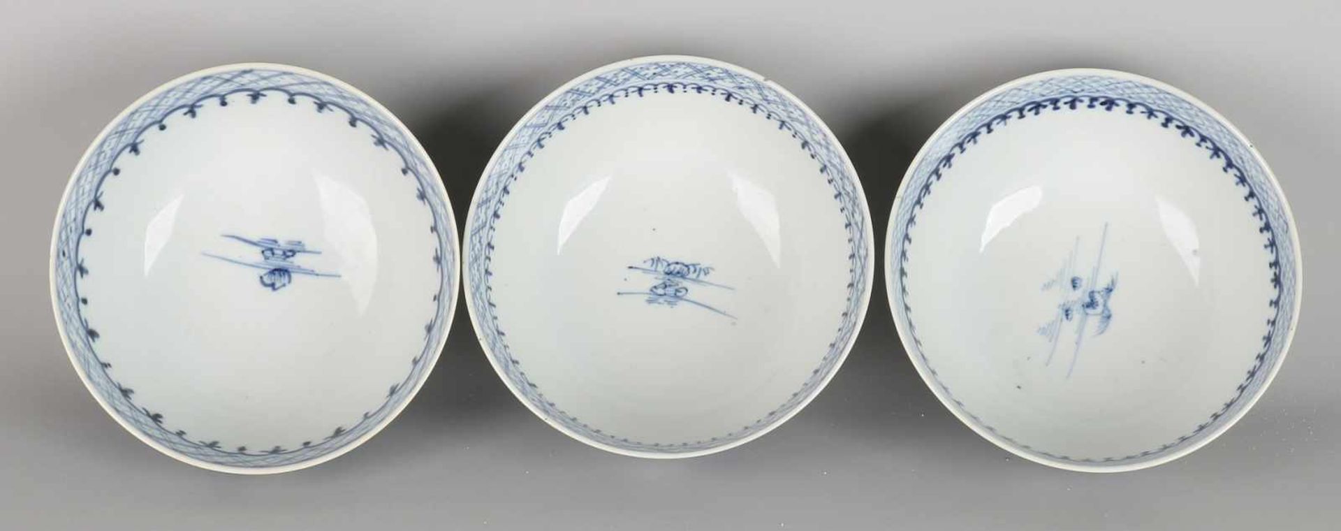 Three antique Chinese porcelain bowls with coastal resort decor and pagodas. Circa 1800. All - Bild 2 aus 3