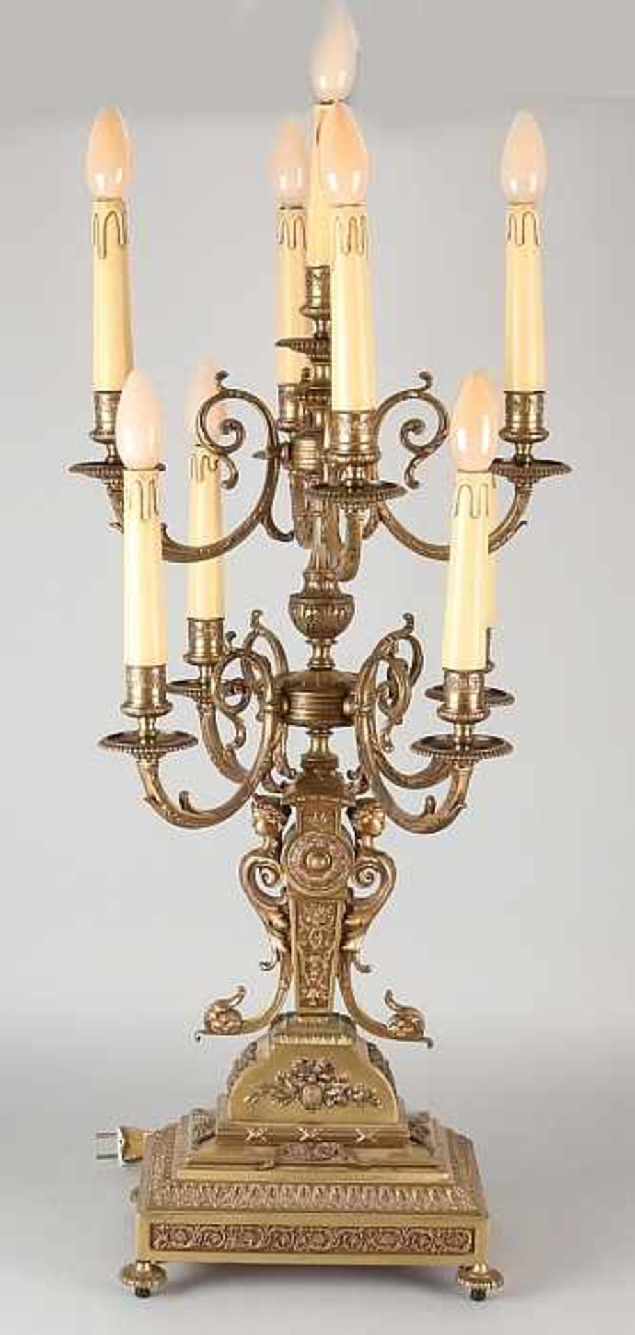 Capital historicism bronze table lamp with bird heads and vines. Dimensions: H 100 cm. In good