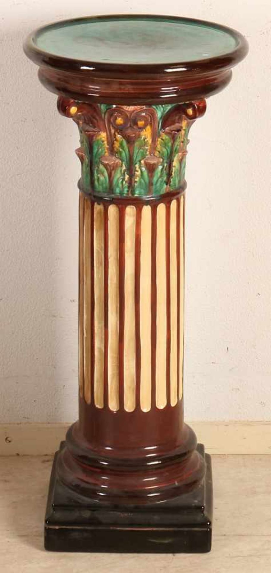 Majolica pedestal in the form of a Corinthian column. 20th century. Dimensions: H 77 x Ø 33 cm. In