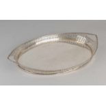 Silver tray, 833/000, boat-shaped with serrated edge and has a bead edge. MT .: unclear jl .: E 1914