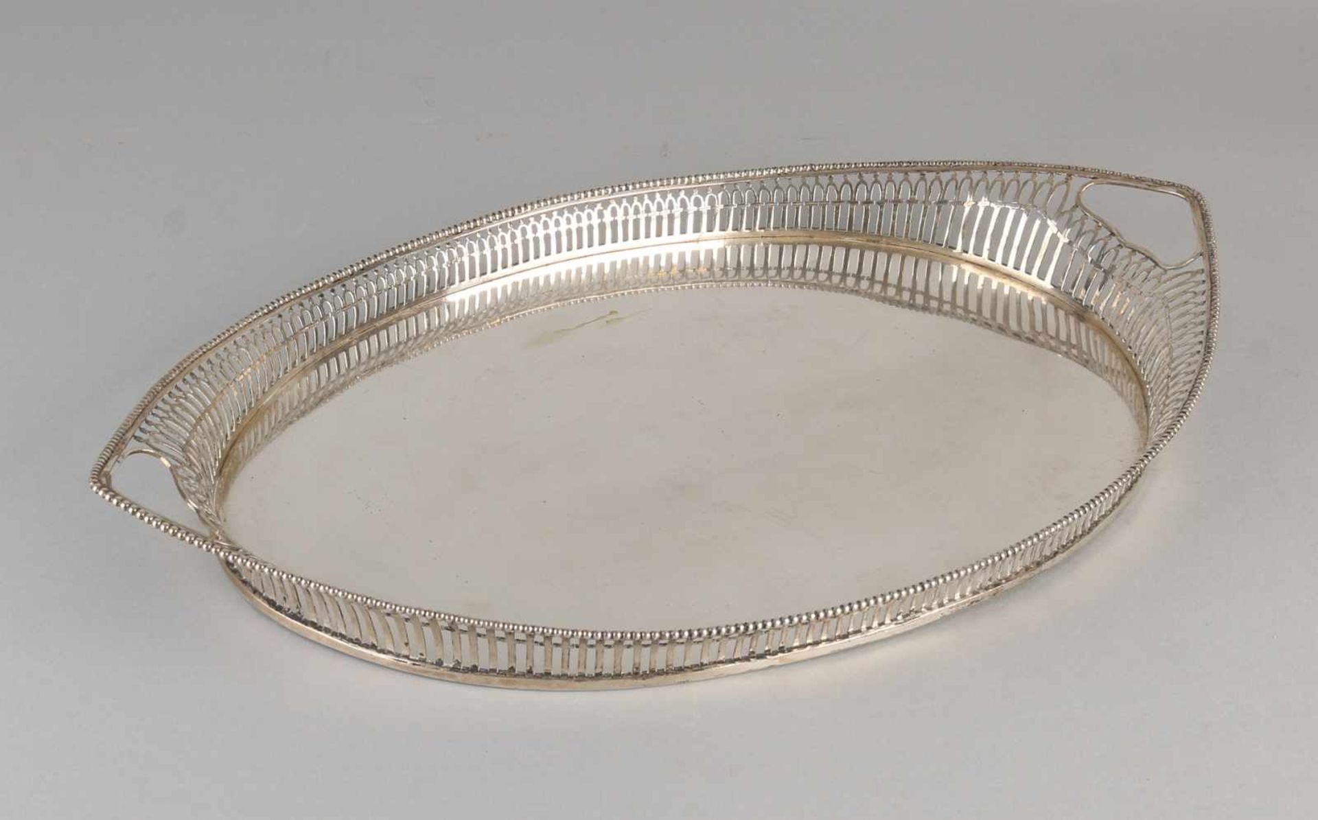 Silver tray, 833/000, boat-shaped with serrated edge and has a bead edge. MT .: unclear jl .: E 1914