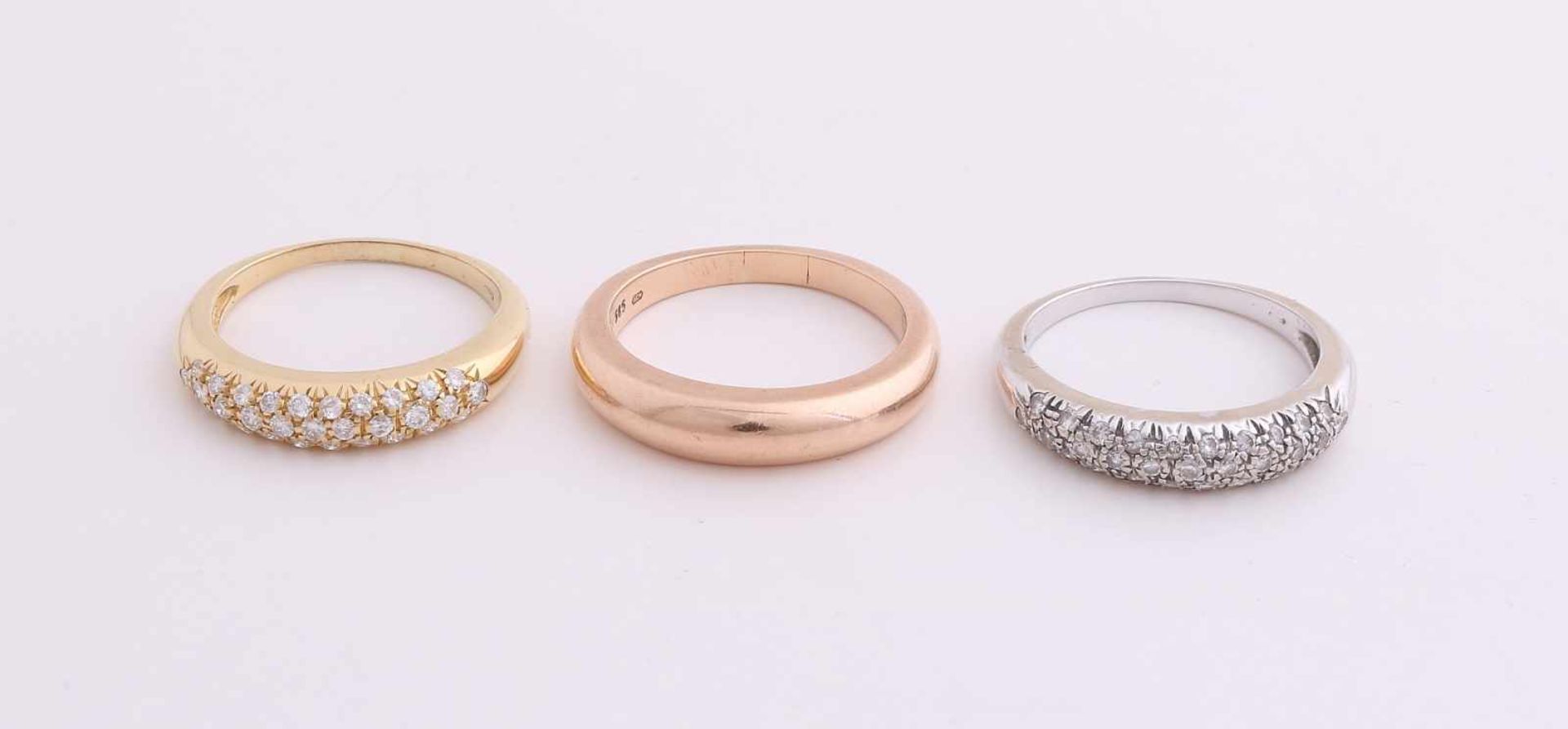 Gold rings, a white gold and yellow gold ring, 750/000, set with diamonds and a rose gold ring, - Bild 2 aus 2