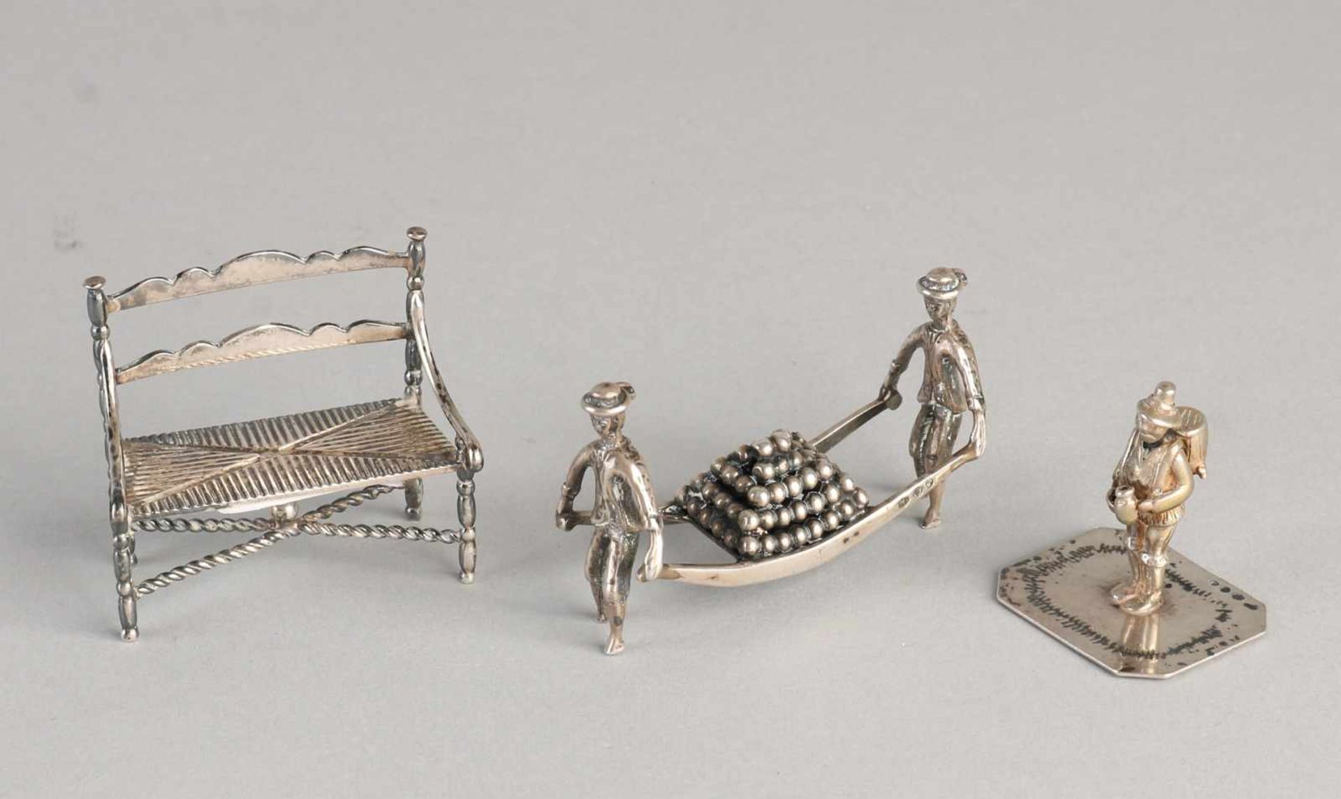 Three silver miniatures, 835/000, with cheese carriers, a bank and a man with barrel. 6x4x2cm, 5x2,