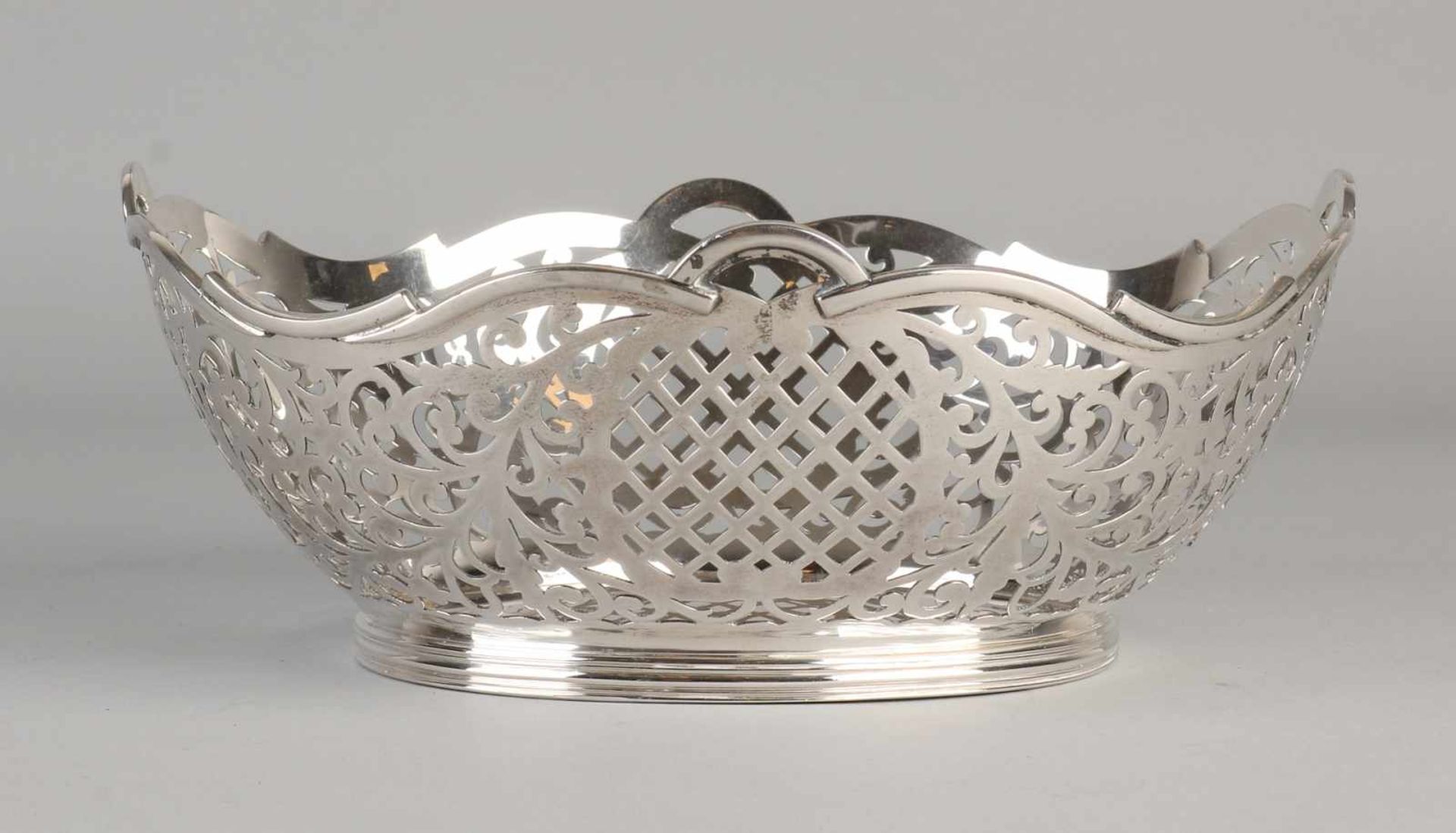 Silver basket, 835/000, oval sawed model with molded decor edge and grid interspersed with curls. - Bild 2 aus 2