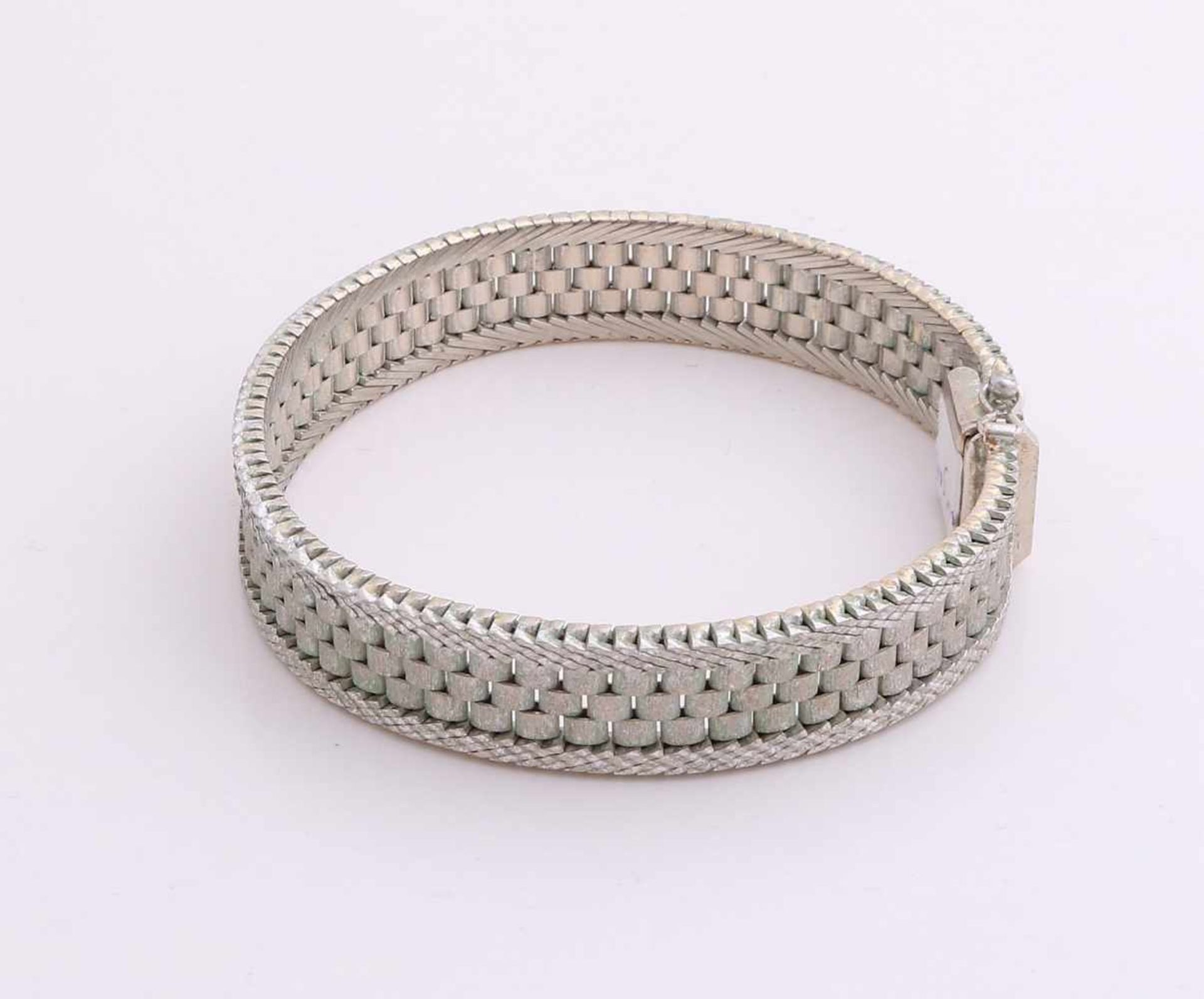 Elegant white gold bracelet, 585/000, broad model with brick links in the center and along the edges