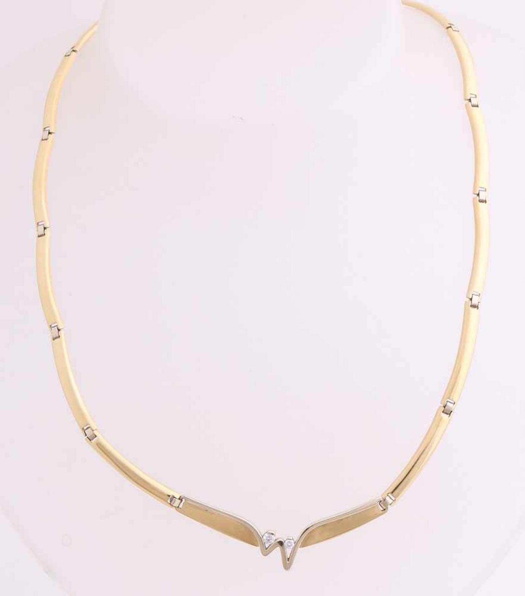 Ornate golden choker, 750/000, with diamond. Choker with stick shift bits with white gold