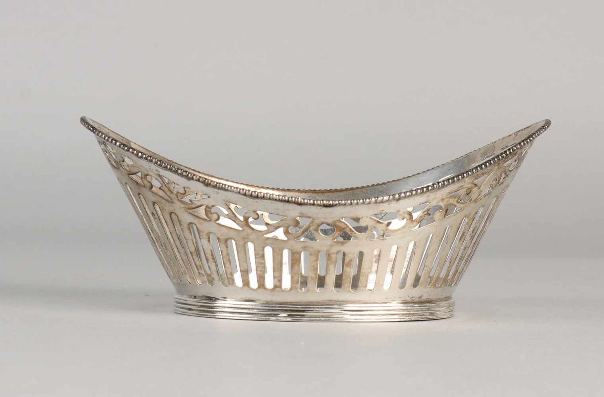 Silver bonbon basket, 835/000, boat-shaped with serrated bars and floral decor. Provided with a - Bild 2 aus 2