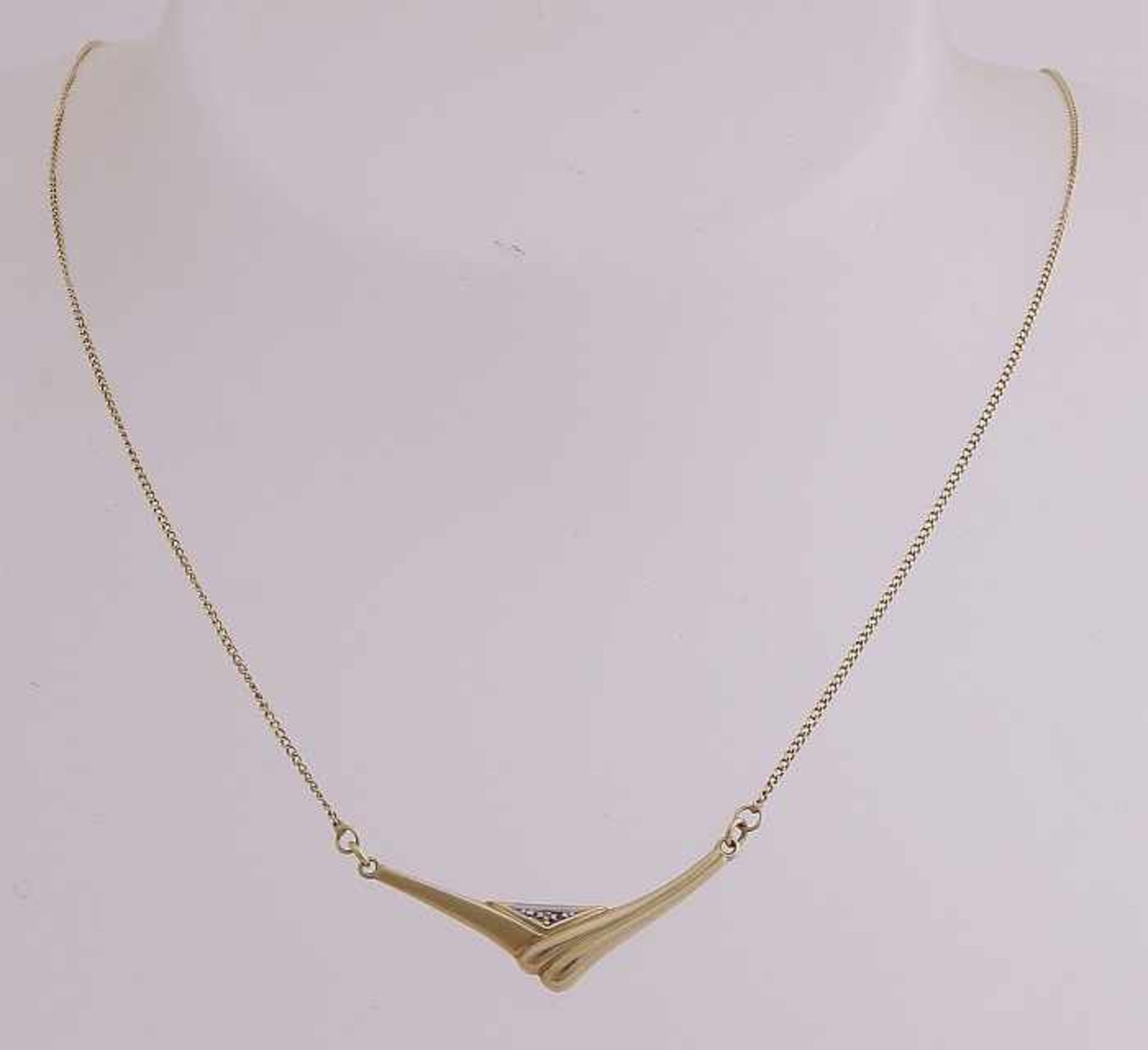 Yellow gold choker, 585/000, with a fine gourmet collier in the middle provided with a V-shaped