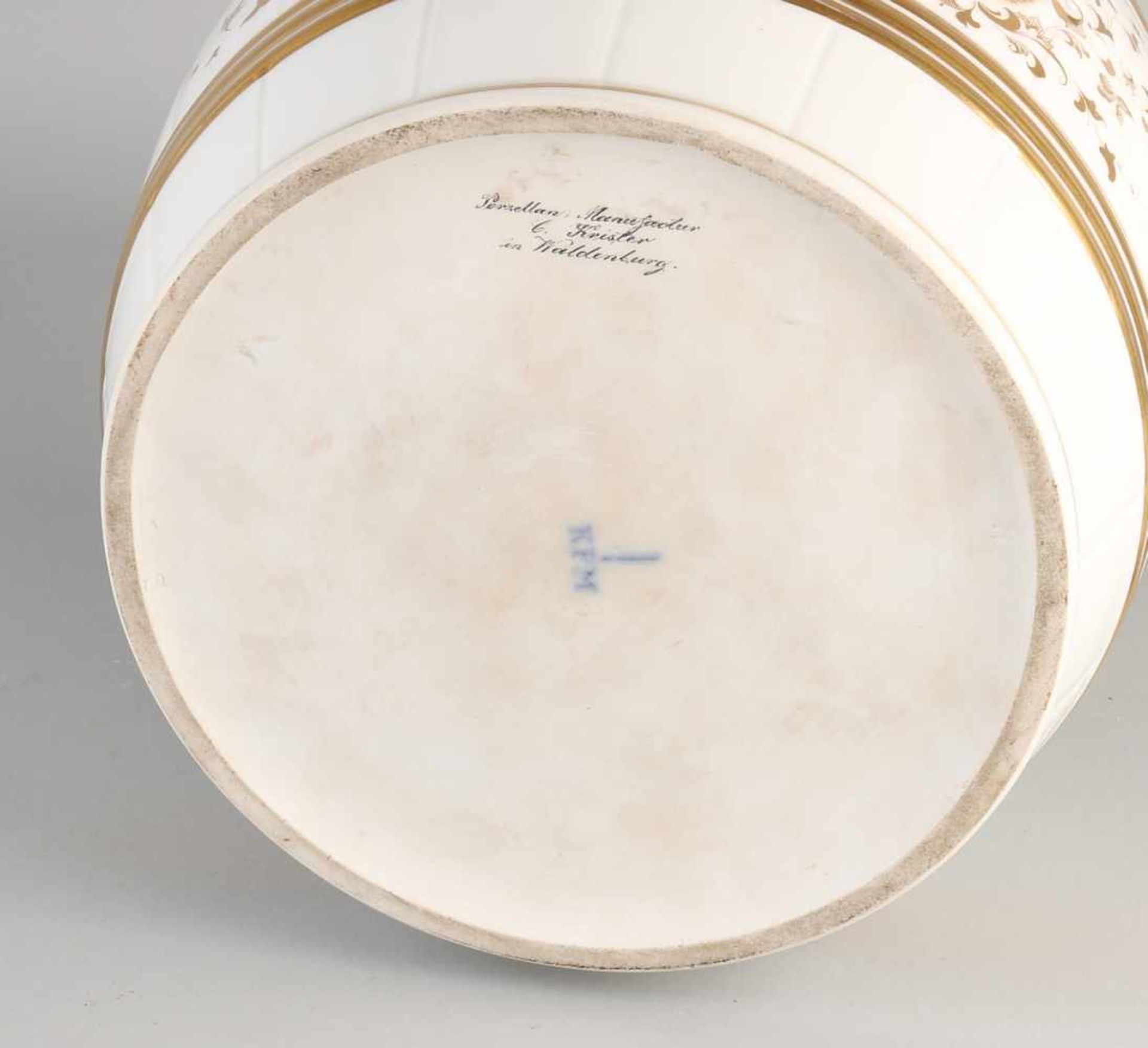 Large 19th century German KPM porcelain lidded with hand-painted landscape and gold decor. - Bild 3 aus 3