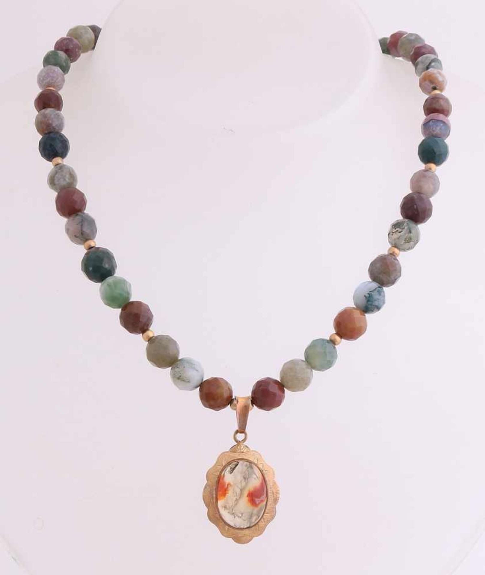 Necklace with agate and gold lock 585/000. A necklace of faceted agate, in the middle provided