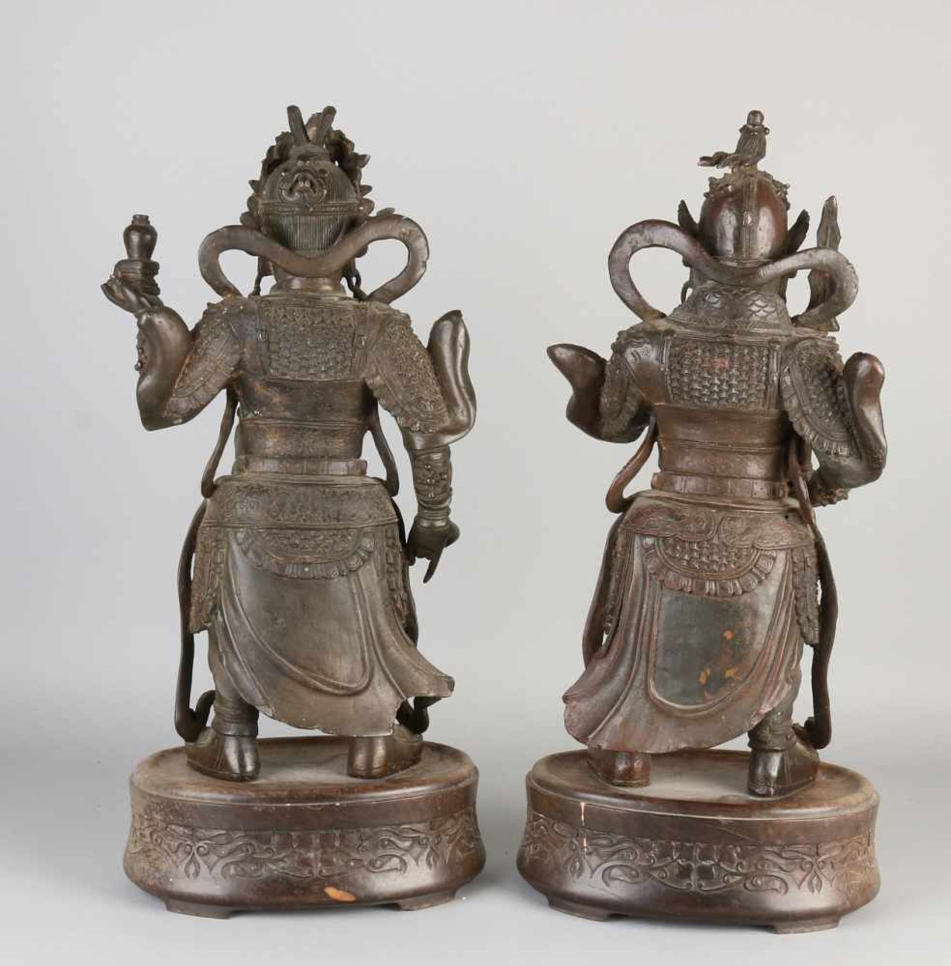 Two major Chinese bronze temple guards on wooden console. First half 20th century or older. Size: - Bild 2 aus 2