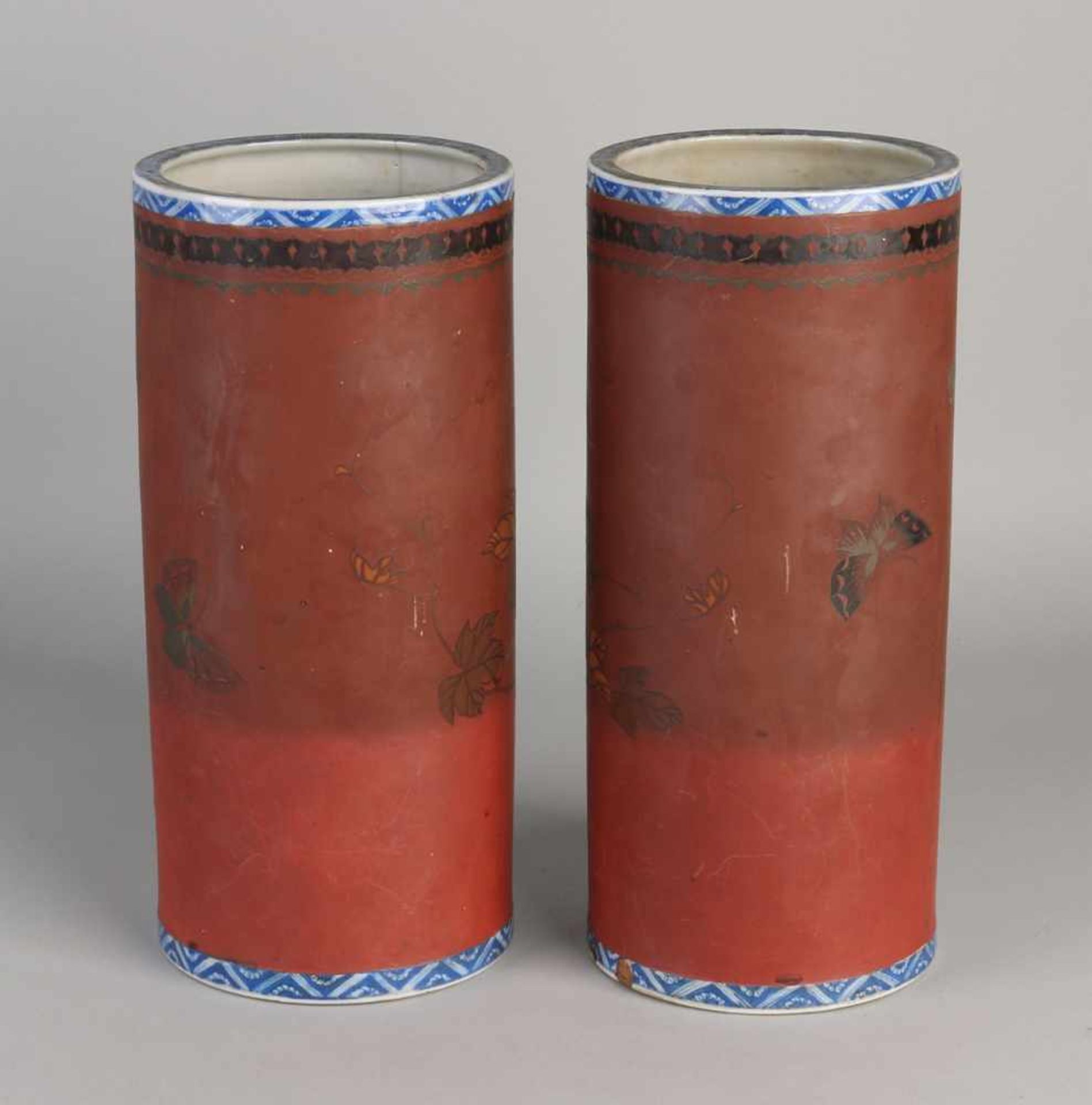 Two rare Chinese porcelain cylinder vases with brown glaze, birds / butterflies and floral decor. - Bild 2 aus 3