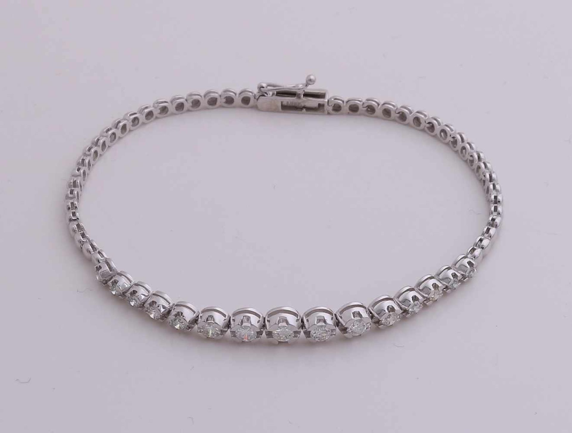 White gold bracelet, 750/000, with diamond. A bracelet extending with in the middle a 15 zetkasten