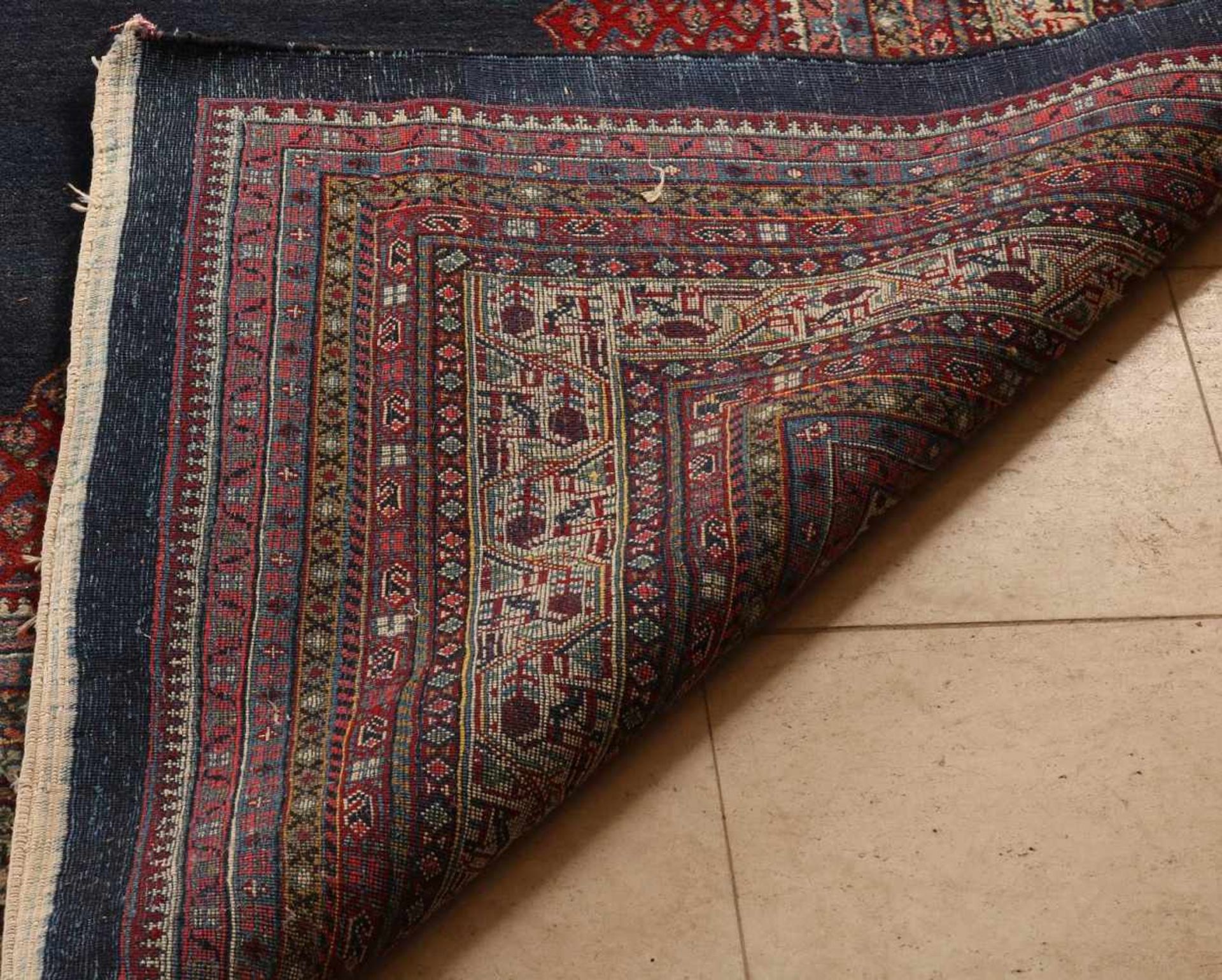 Persian rug in the colors dark blue / dark red with a large medallion in the center. Size: 280 x 385 - Bild 3 aus 3