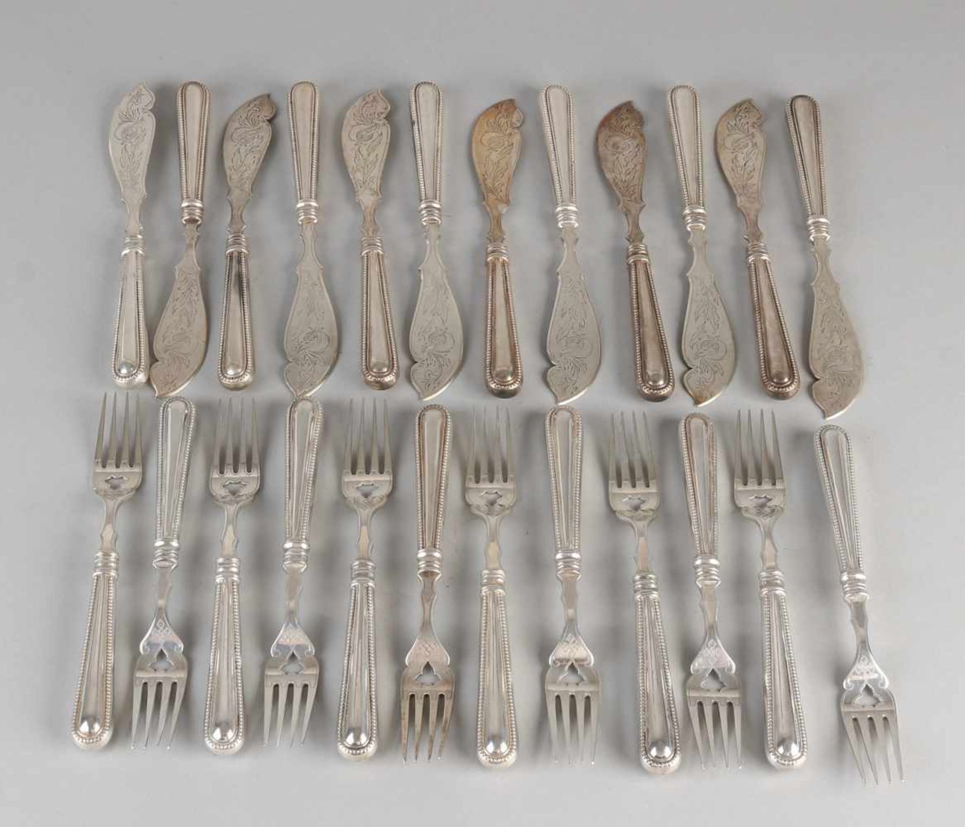 Silver viscouvert, 12 persons, 833/000, with knives and forks 12 is provided with a handle on a