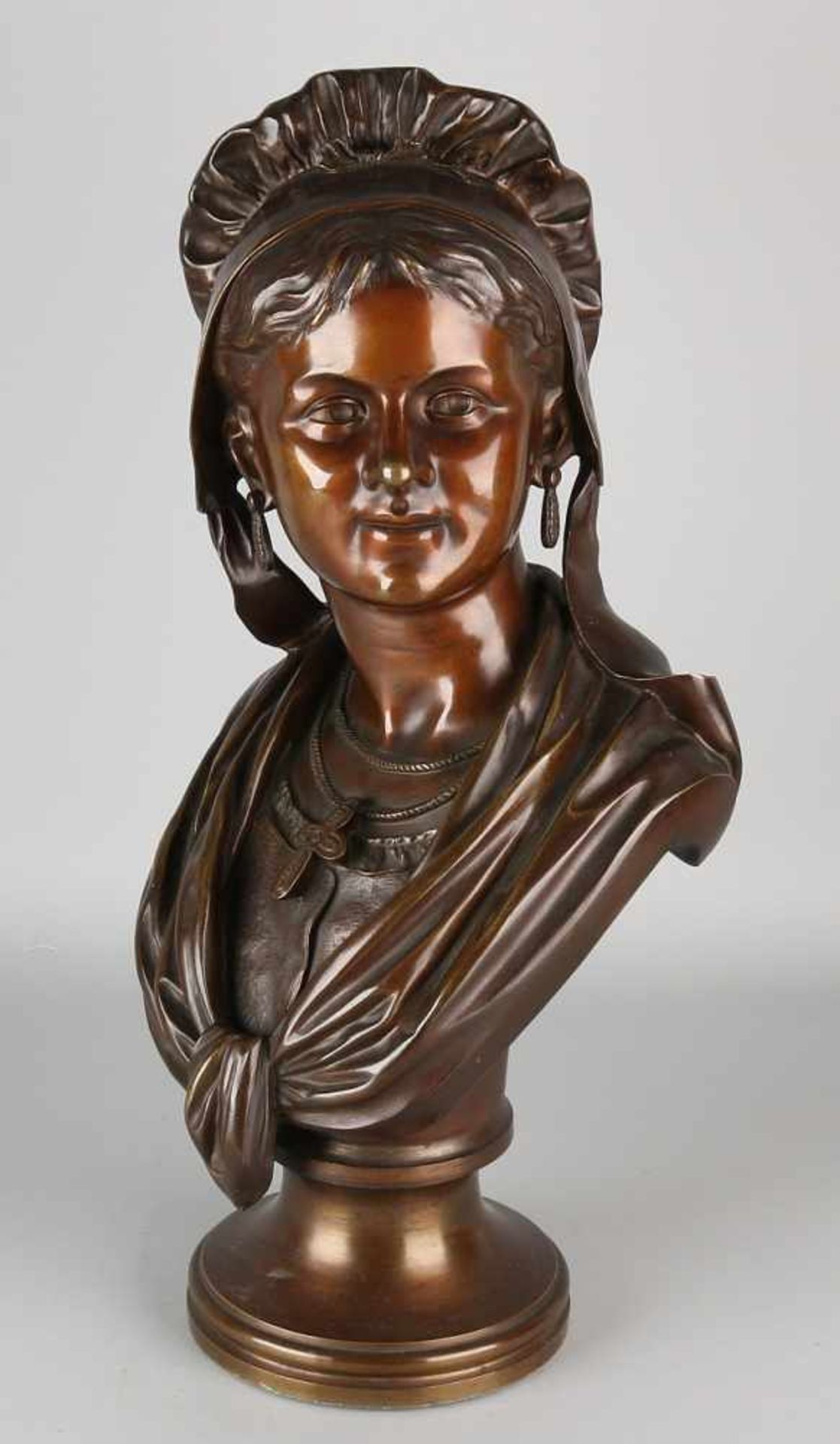 Large antique bronze bust by Leon Spilliart. 1881 - 1946. French farmers girl. Circa 1900. - Bild 2 aus 2