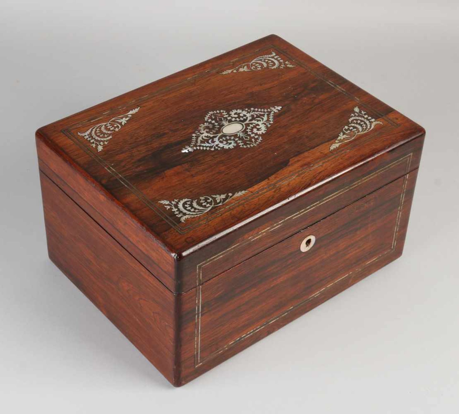 19th Century rosewood toilet box with pearl intarsia. With vials + partitioning, basement and - Bild 2 aus 2