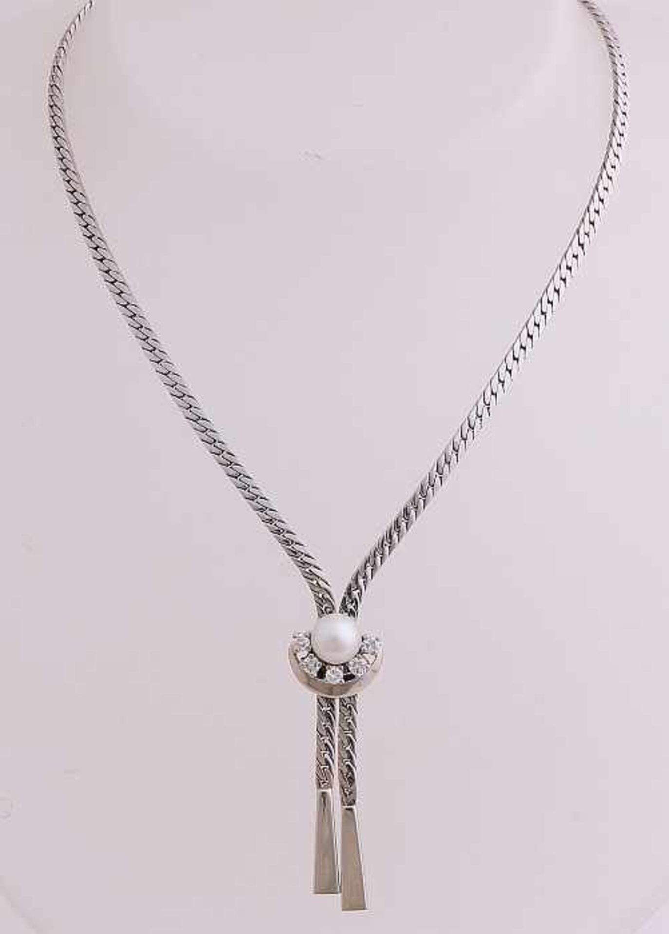 Fine white gold Y-necklace, 585/000, with diamond and pearl. Collier of flat gourmet links extending