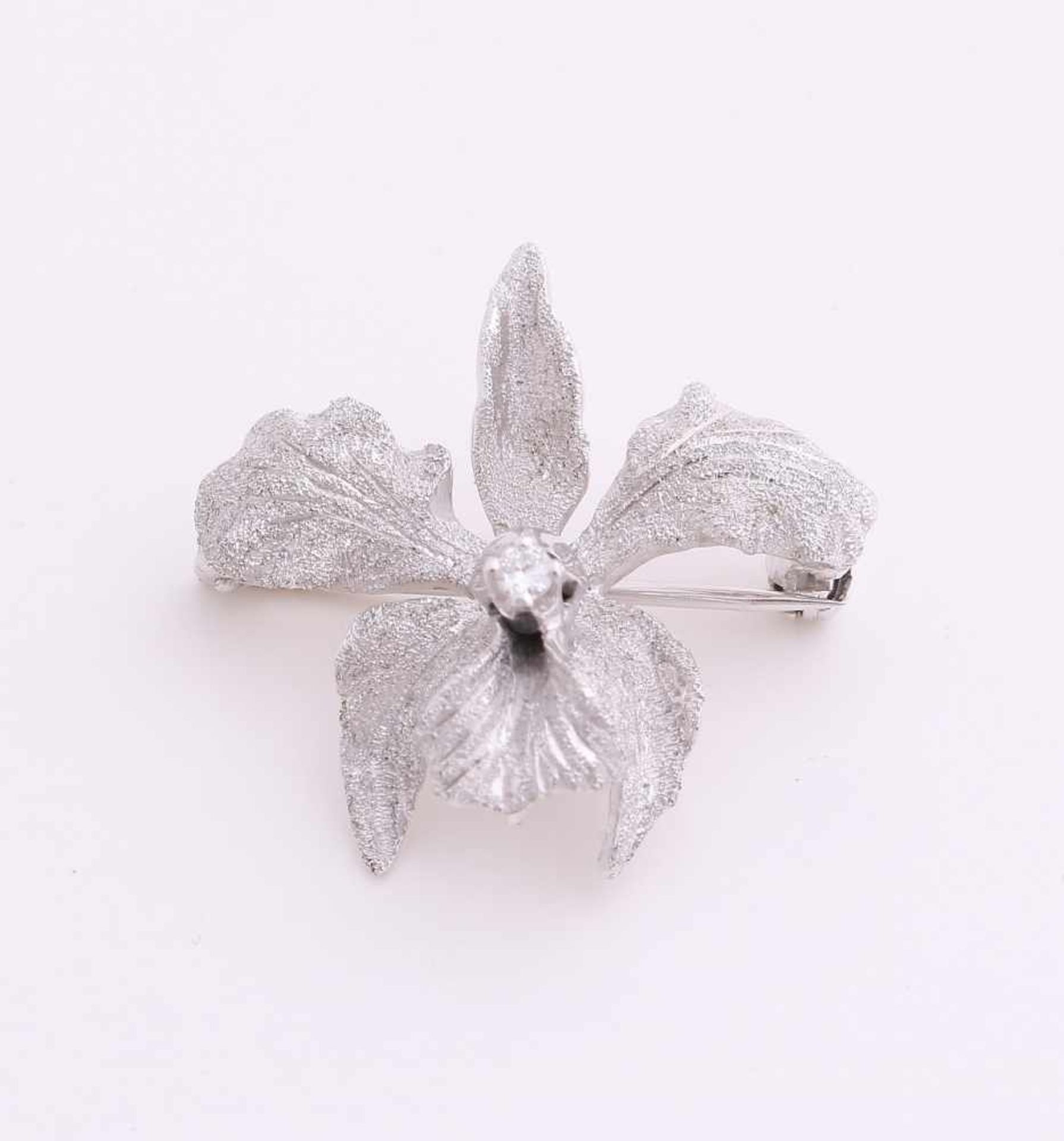 White gold brooch in the shape of a flower, 585/000, having a matted operation and set with a